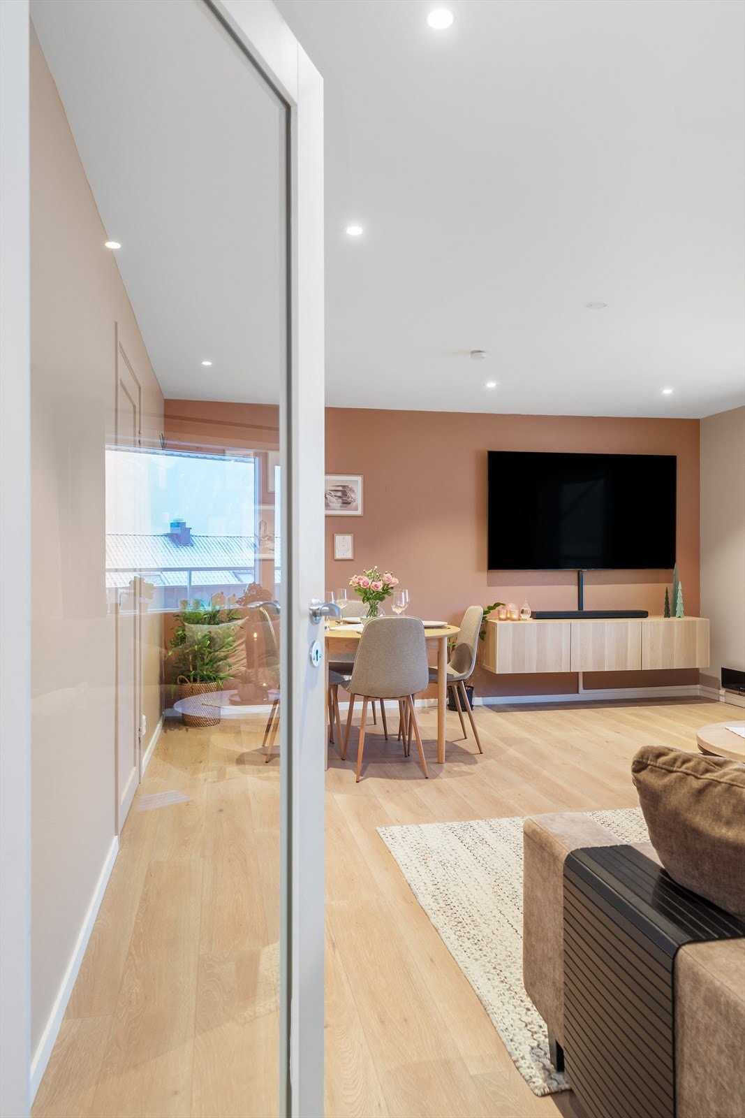 Mellom gang og stue er det dør med stort glassfelt, som åpner romfølelsen men samtidig holder på varmen. Galleribilde