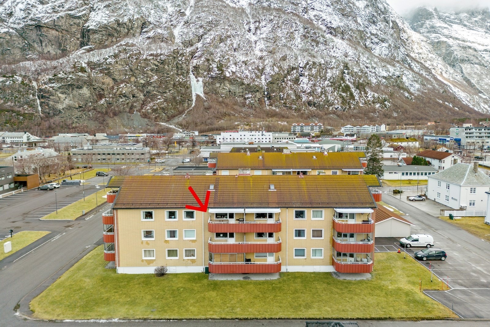 Dronebilde vestfra, hvor man lett se nærheten til sentrum. Galleribilde