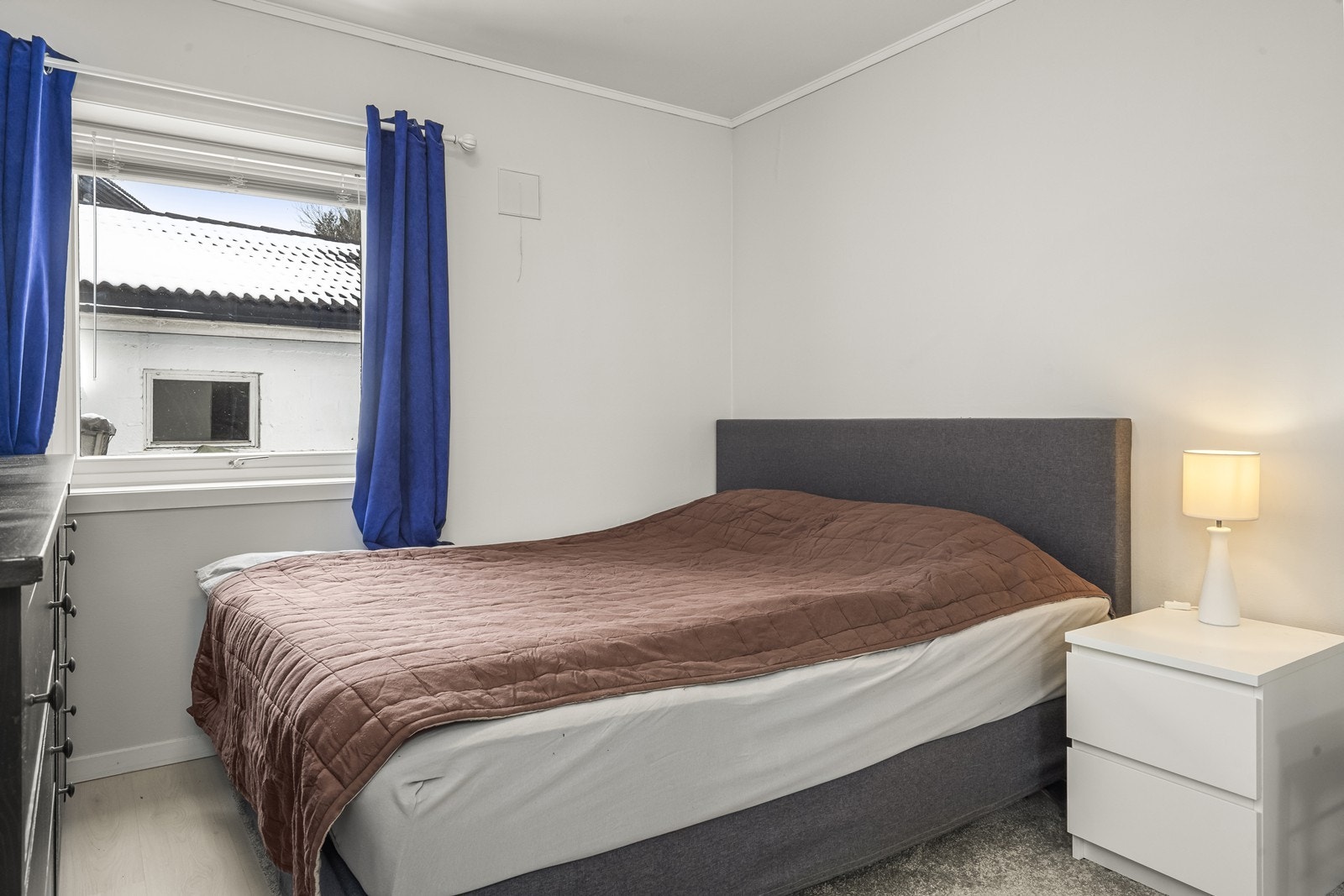 Leiligheten har to soverom. Dette rommet har plass til seng og oppbevaring. Galleribilde