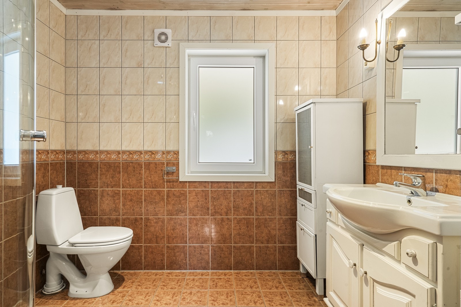 Badet i første etasje er flislagt og utstyrt med toalett og servant. Galleribilde