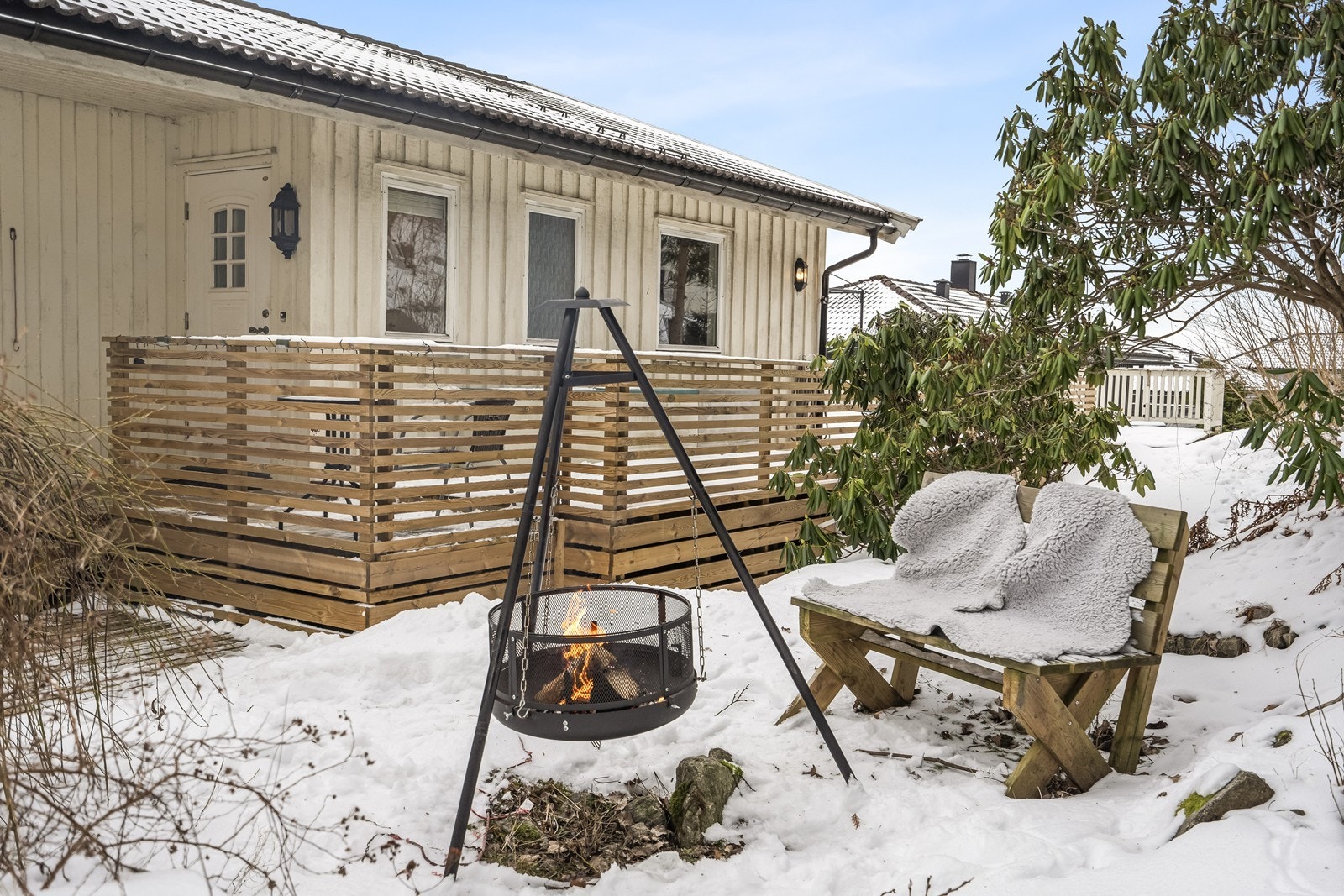 Eiendommen har flere hyggelige uteplasser på den romslige, skrående tomten. Galleribilde