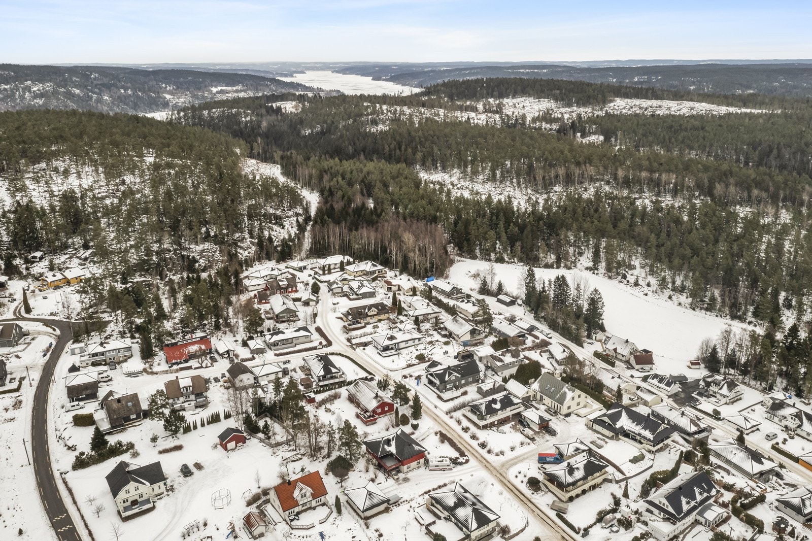 Området har umiddelbar nærhet til skog og mark, perfekt for tur og rekreasjon. Galleribilde
