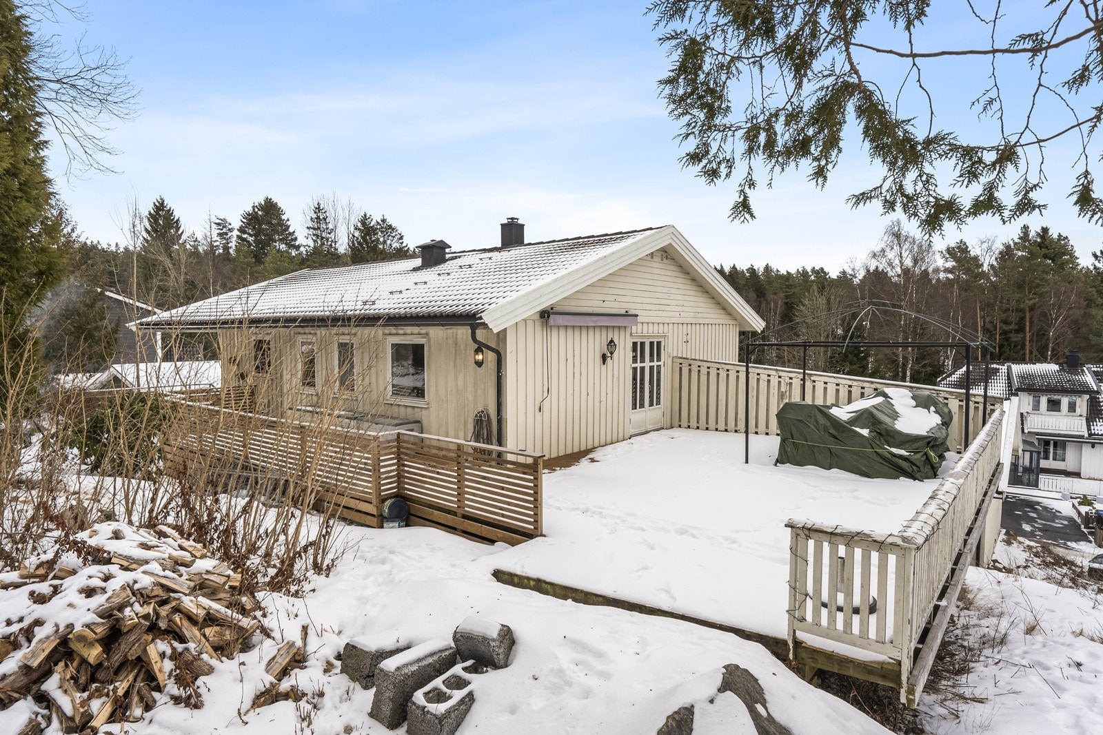 Enebolig over to plan med to separate leiligheter og store uteområder. Galleribilde