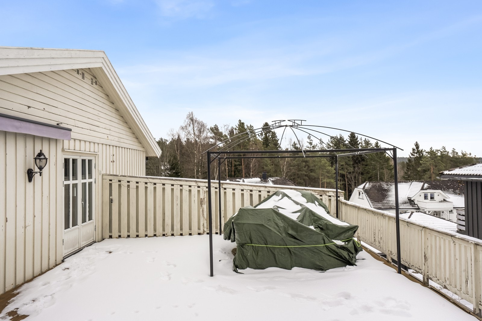 Her er det god plass for utemøbler og sosiale sammenkomster. Galleribilde