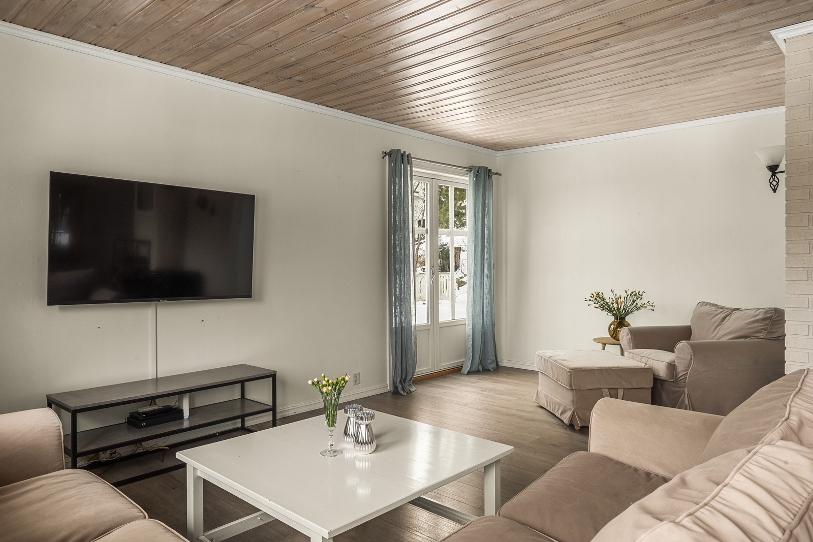 De store vindusflatene og trepanelet i taket skaper en god romfølelse. Galleribilde