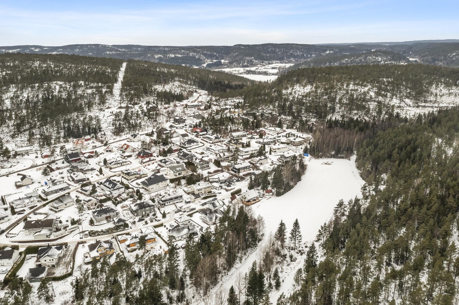 Eiendommen ligger i et etablert og barnevennlig boligområde på Jelsnes. Galleribilde