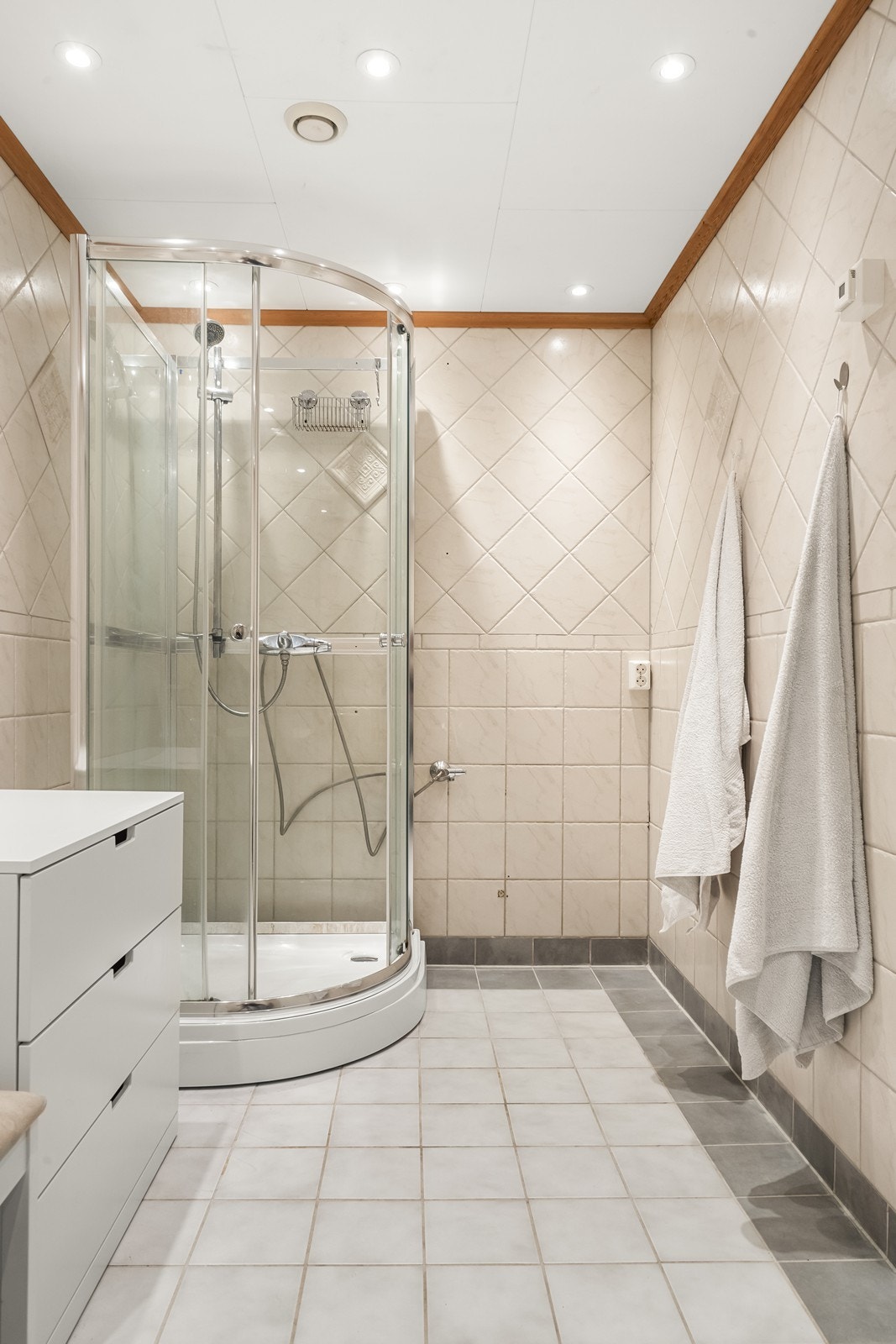 Badet er utstyrt med dusjkabinett og har varmekabler i gulvet. Galleribilde