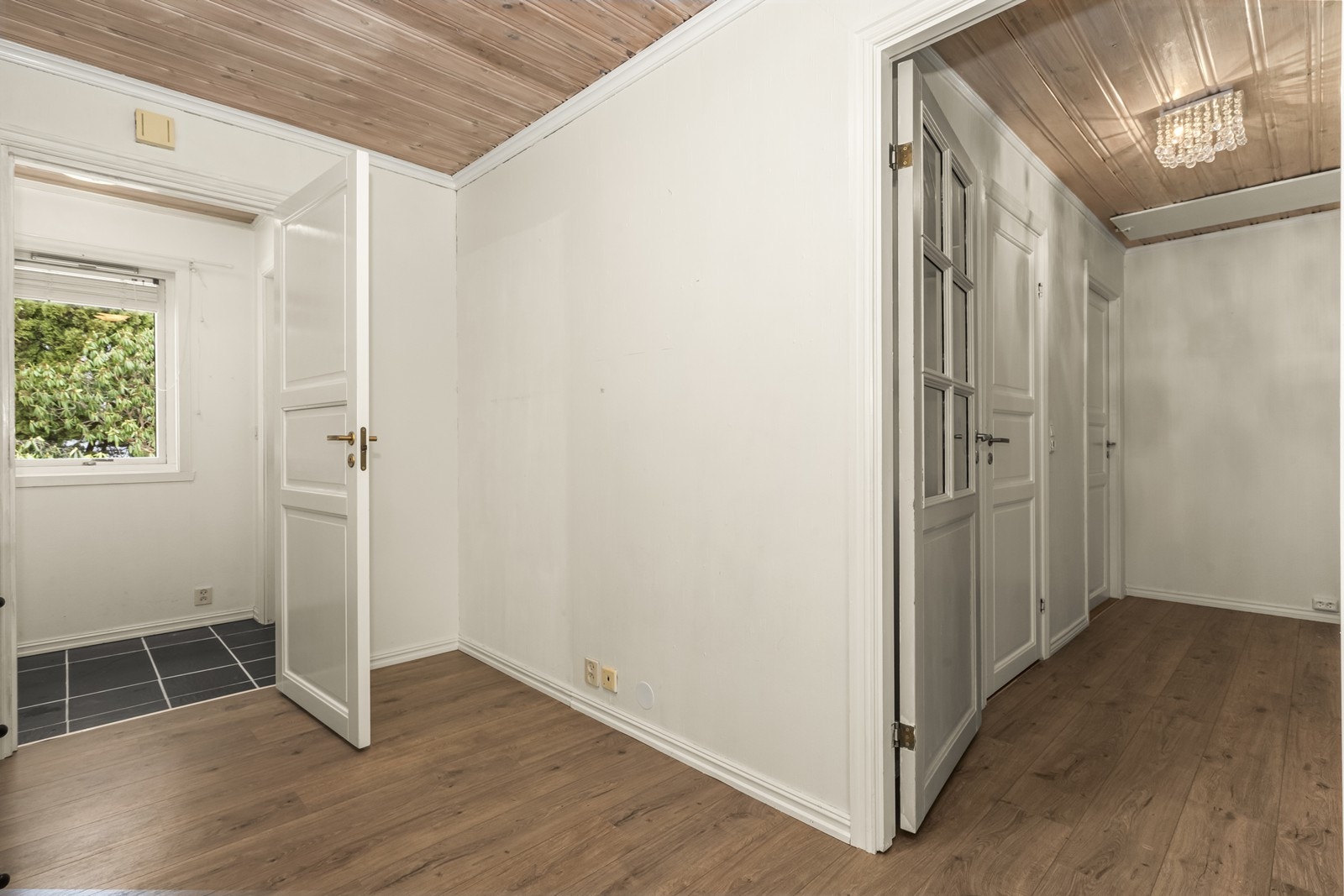 Praktisk planløsning med adskilte soner for opphold og hvile. Galleribilde