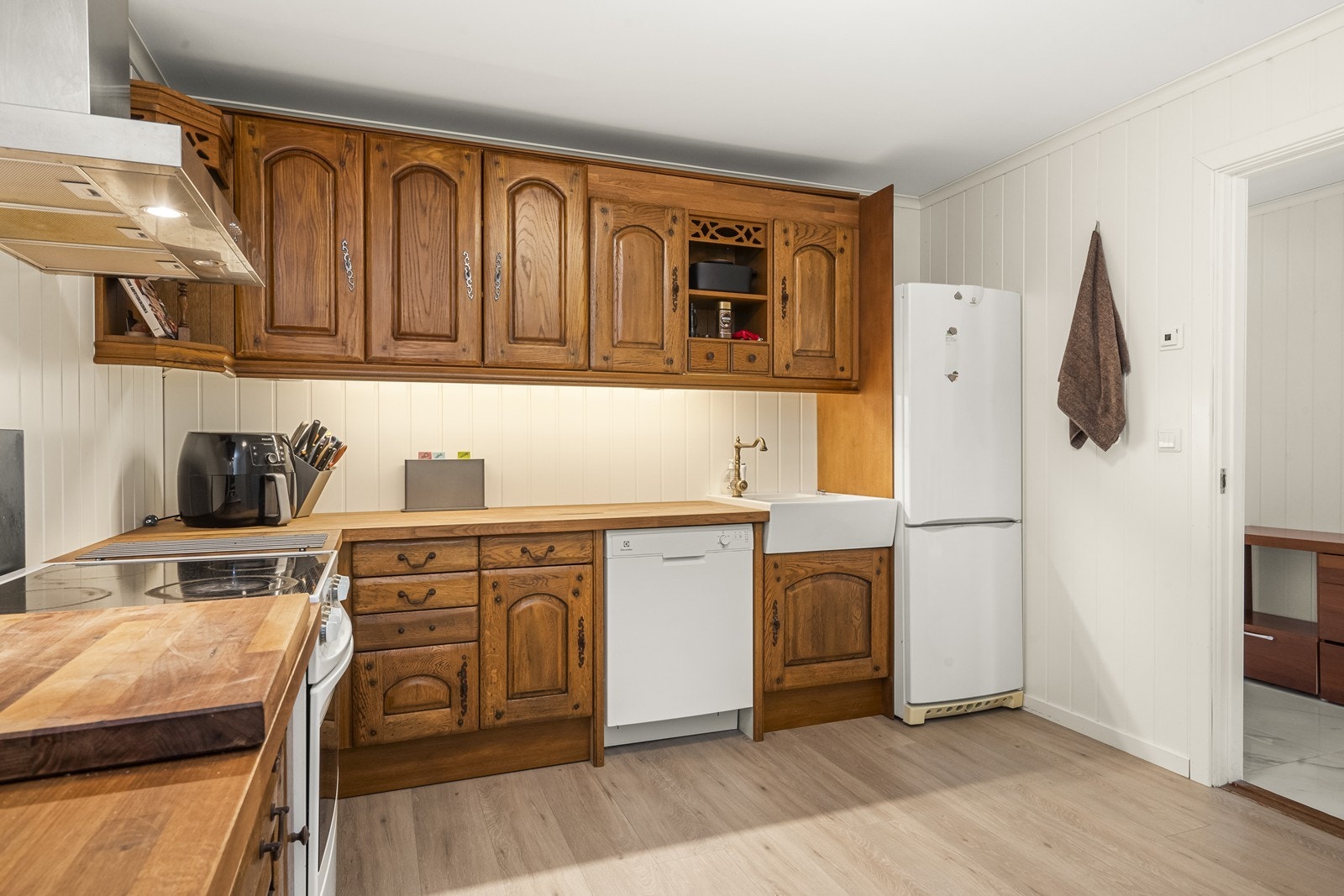 Benkeplate i heltre og kjøkkenventilator med avtrekk ut. Galleribilde