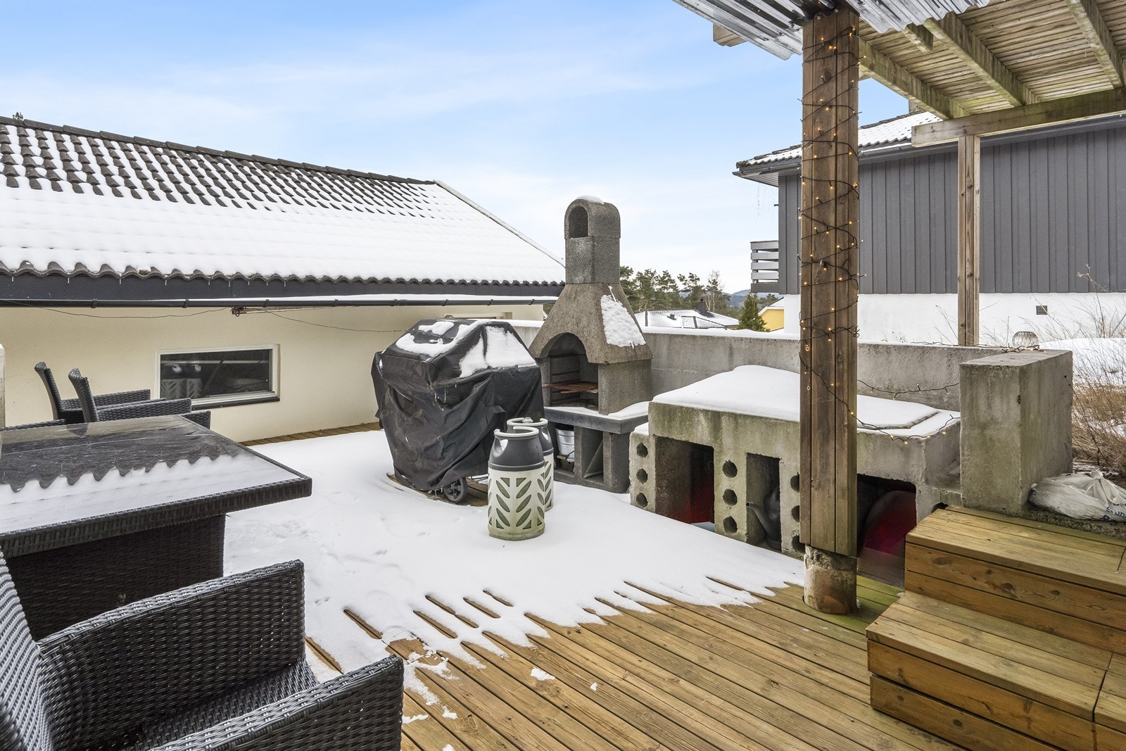 Terrassen på 21 m² tilhørende underetasjen har fast grillinstallasjon og peis. Galleribilde