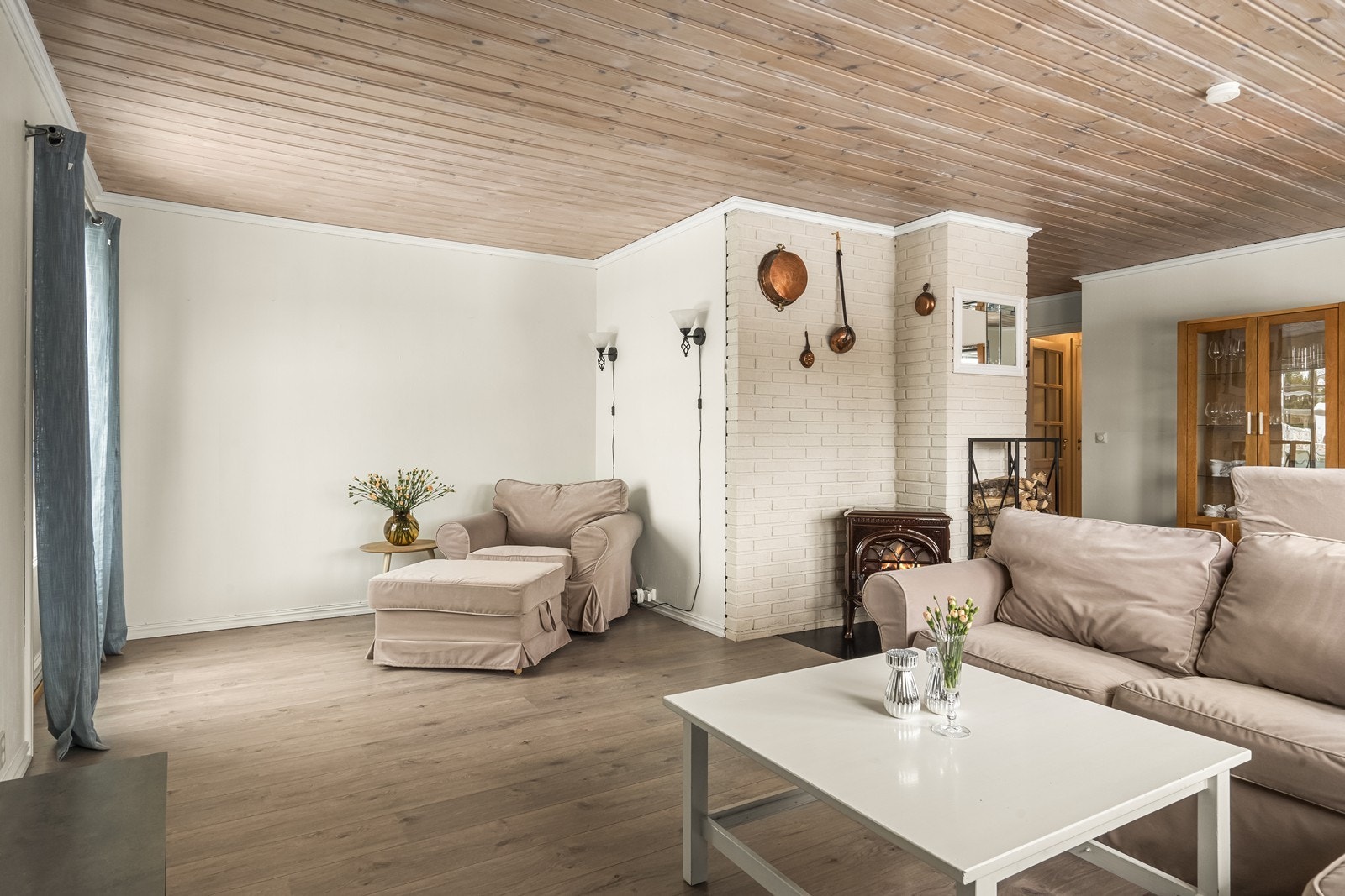 Vedovnen gir ekstra varme. Det ble lagt nytt gulv i hele første etasje. Galleribilde