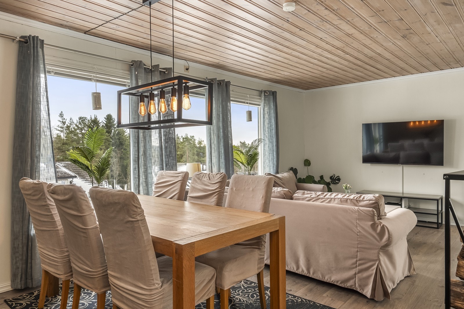 Romslig stue og spisestue med plass til både sofagruppe og langbord. Galleribilde