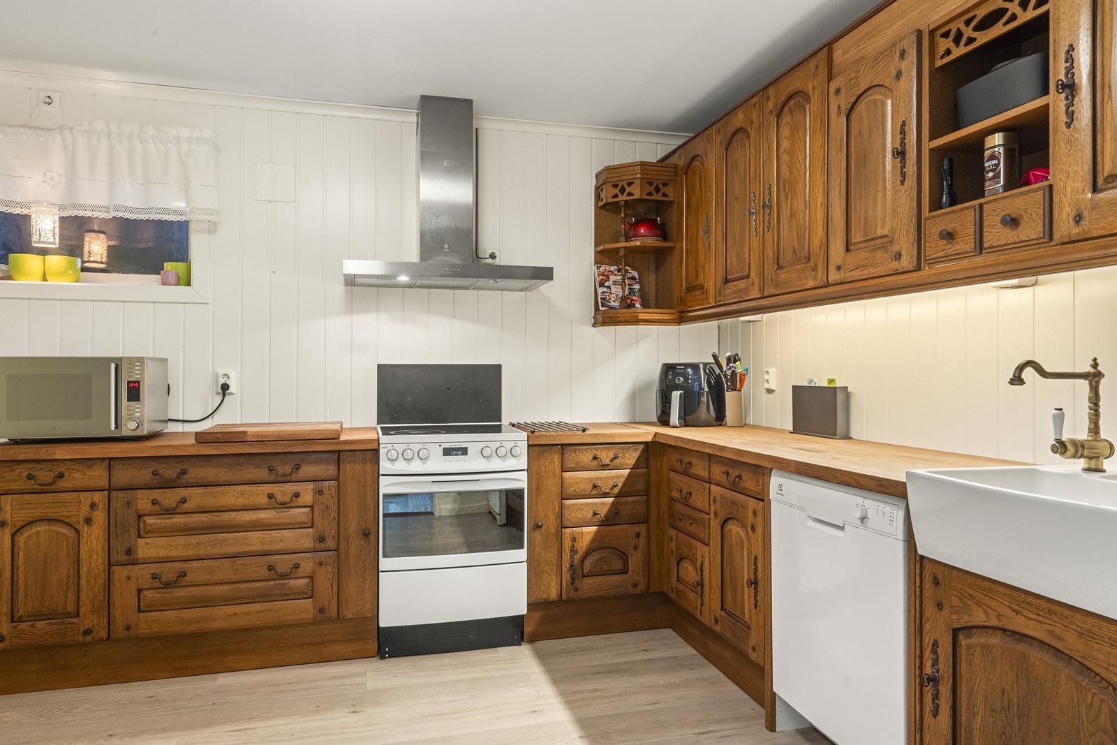 Kjøkkenet i underetasjen har en solid heltre innredning med profilerte fronter. Galleribilde