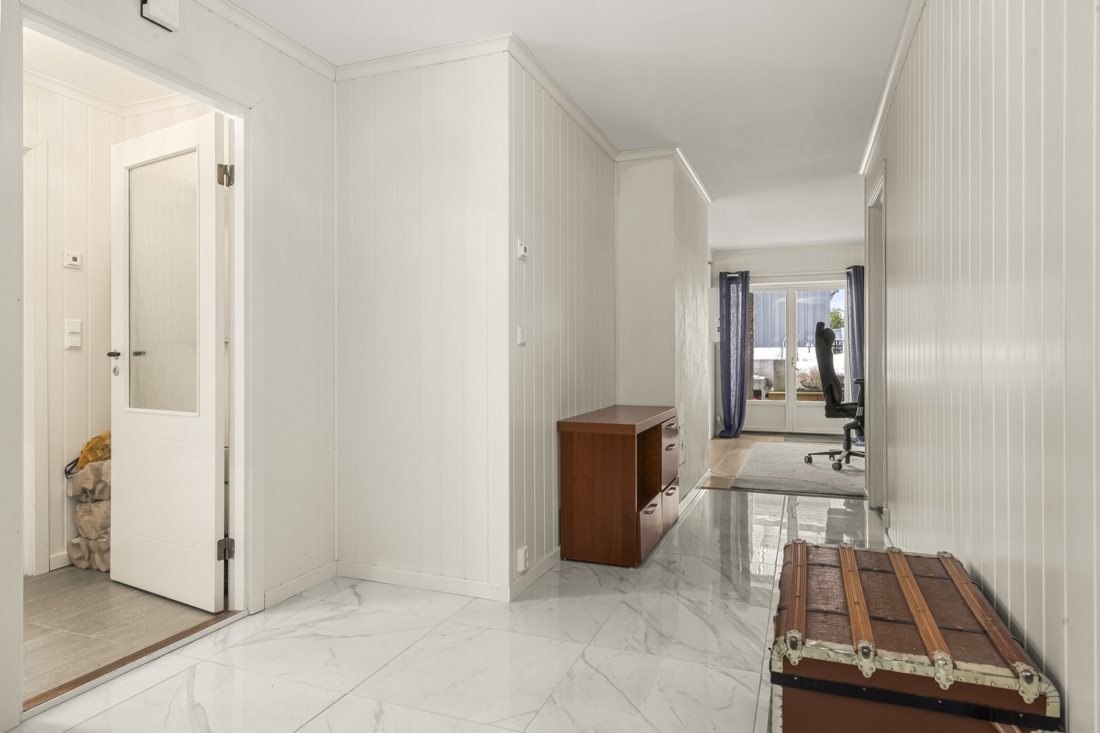 Fra hallen er det videre tilgang til leilighetens øvrige rom. Galleribilde