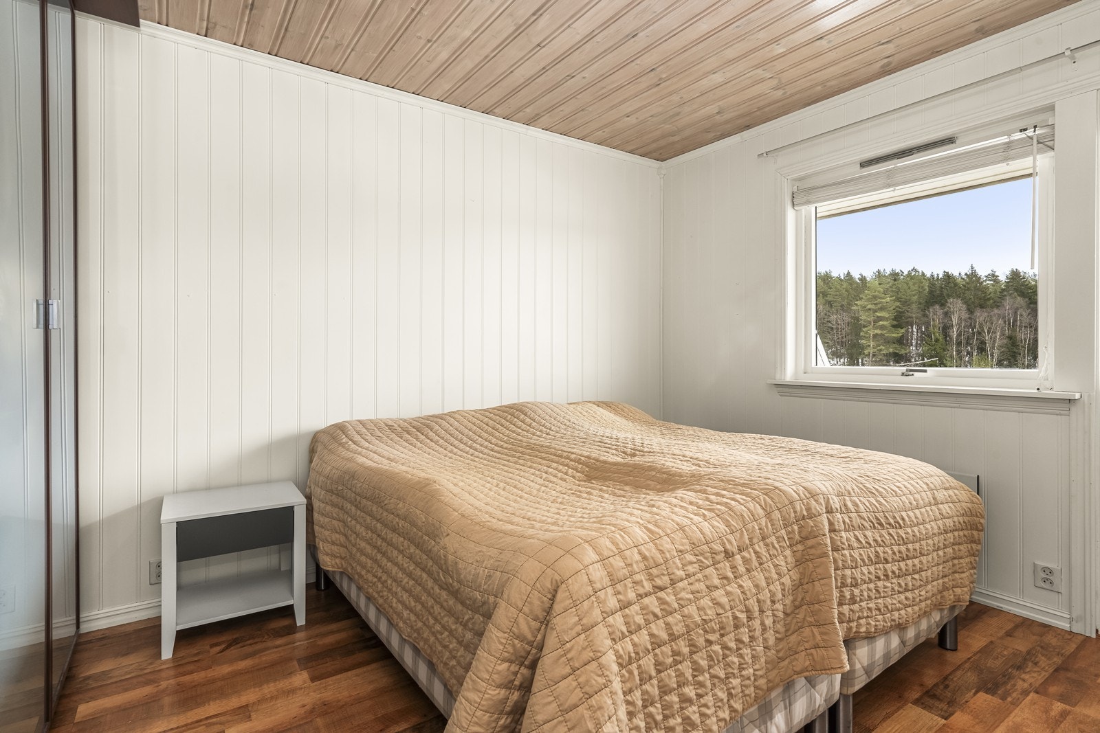 Rommet har plass til dobbeltseng og garderobeløsning. Galleribilde