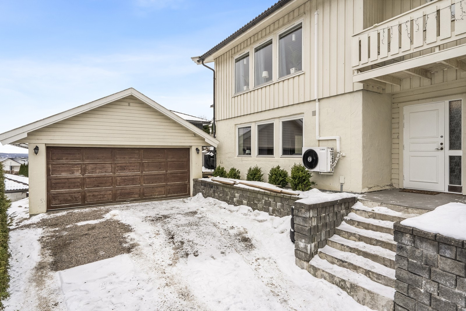 Garasje på 30 m² med elektrisk leddport. Ny inngangsdør ble installert i 2023. Galleribilde