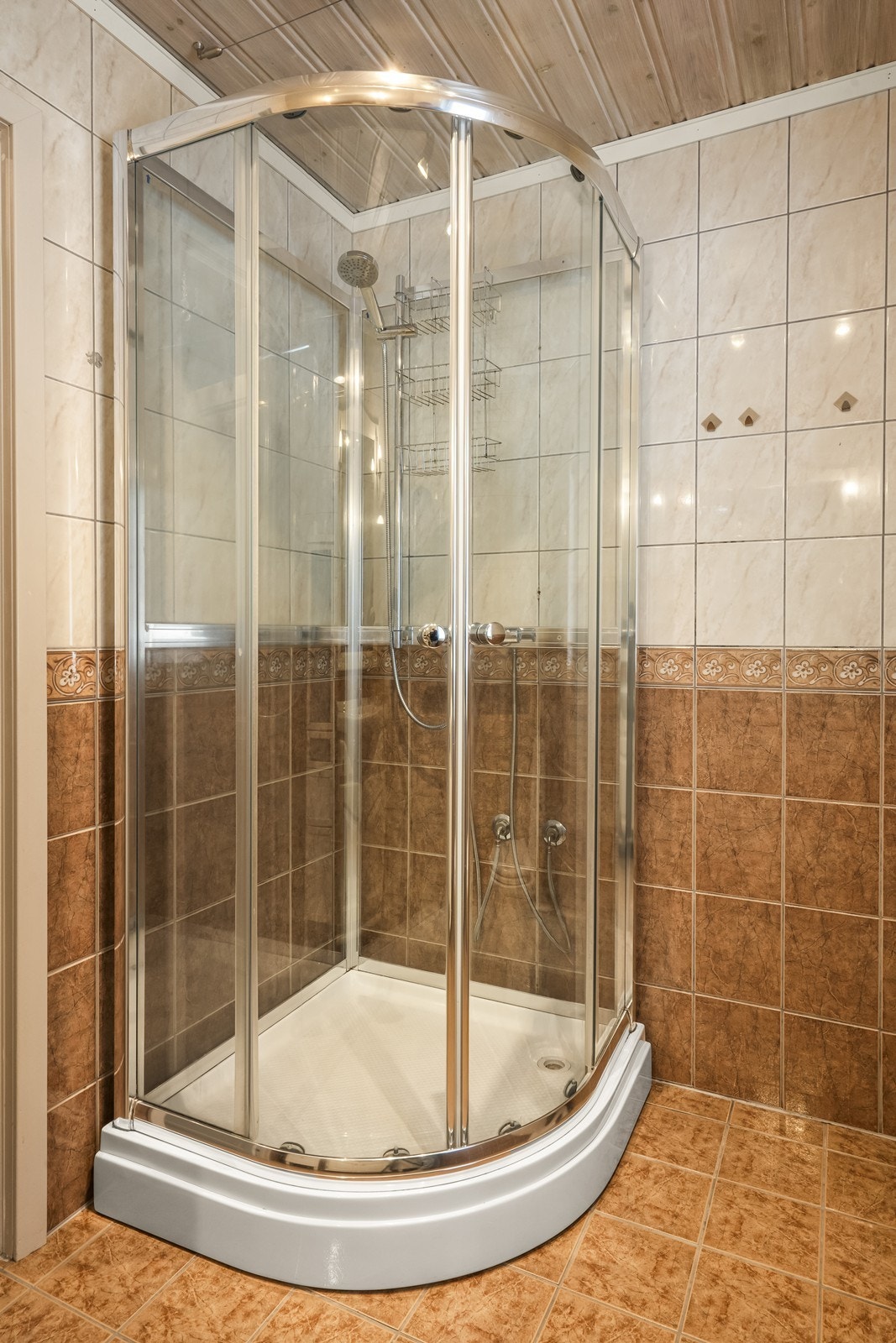 Her er det dusjkabinett og elektriske varmekabler i gulvet for økt komfort. Galleribilde