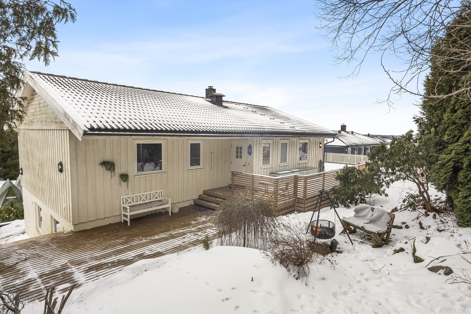 En ny, stor veranda ble bygget langs huset i 2024, og gir rikelig med uteplass. Galleribilde