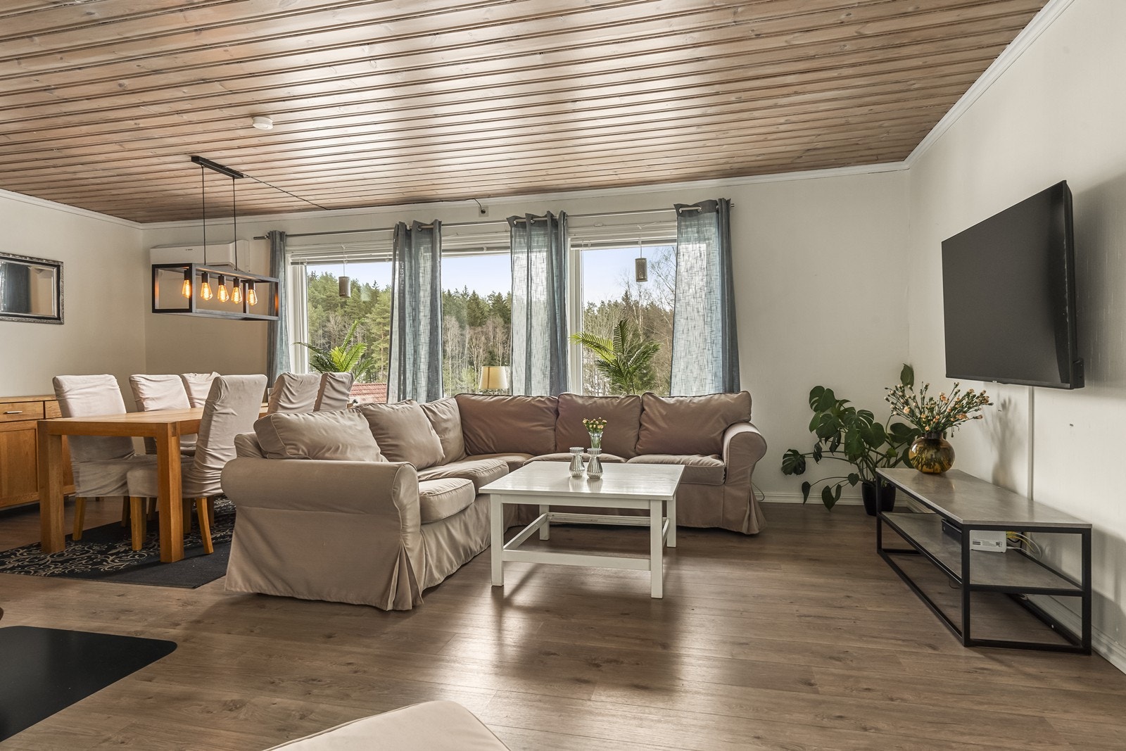 Stuen har en åpen og sosial planløsning mot spisestuen. Galleribilde