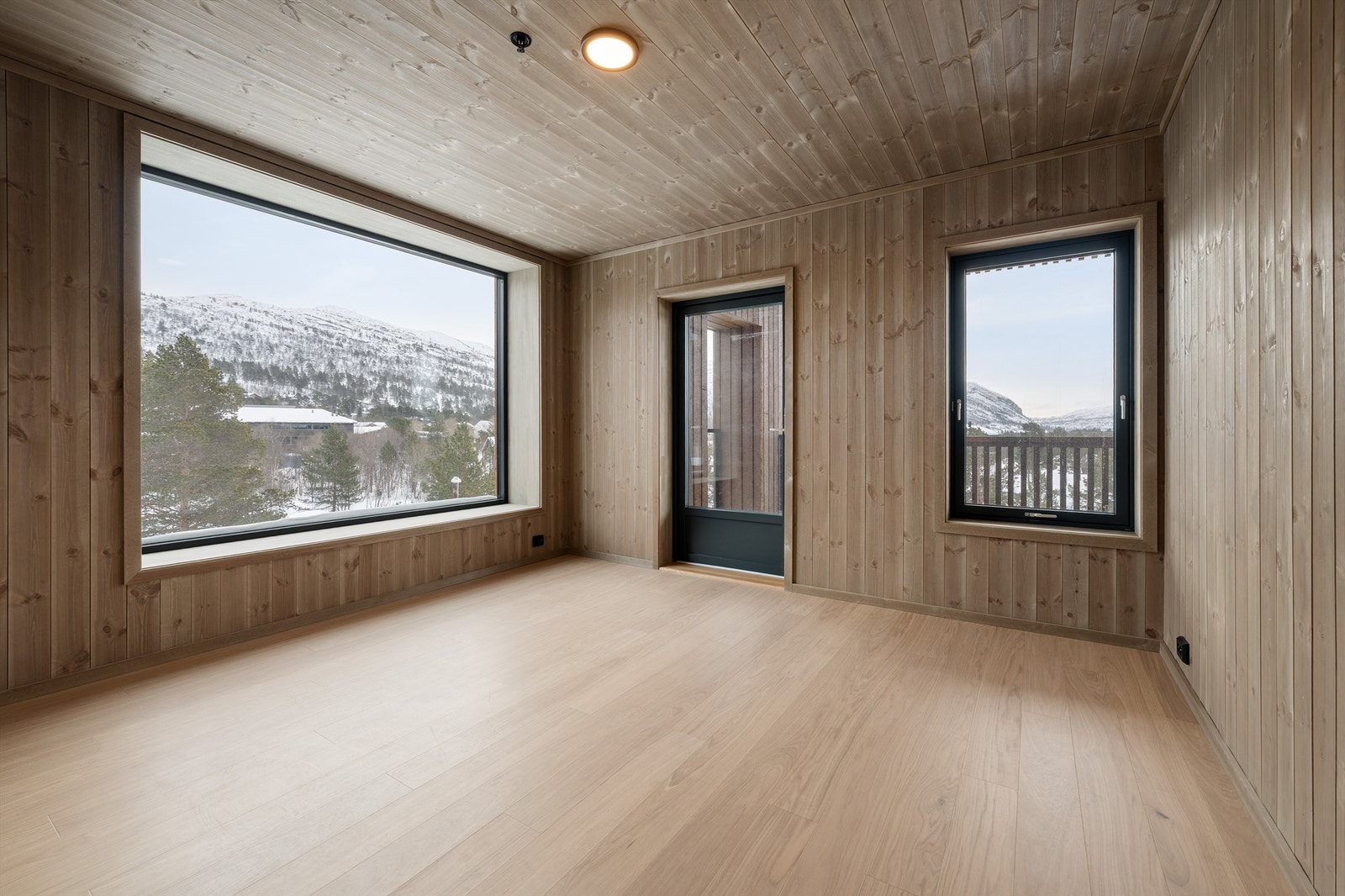 - Velkommen til Hovdegrend og den unike "leilighetshytta" E 24 - Galleribilde