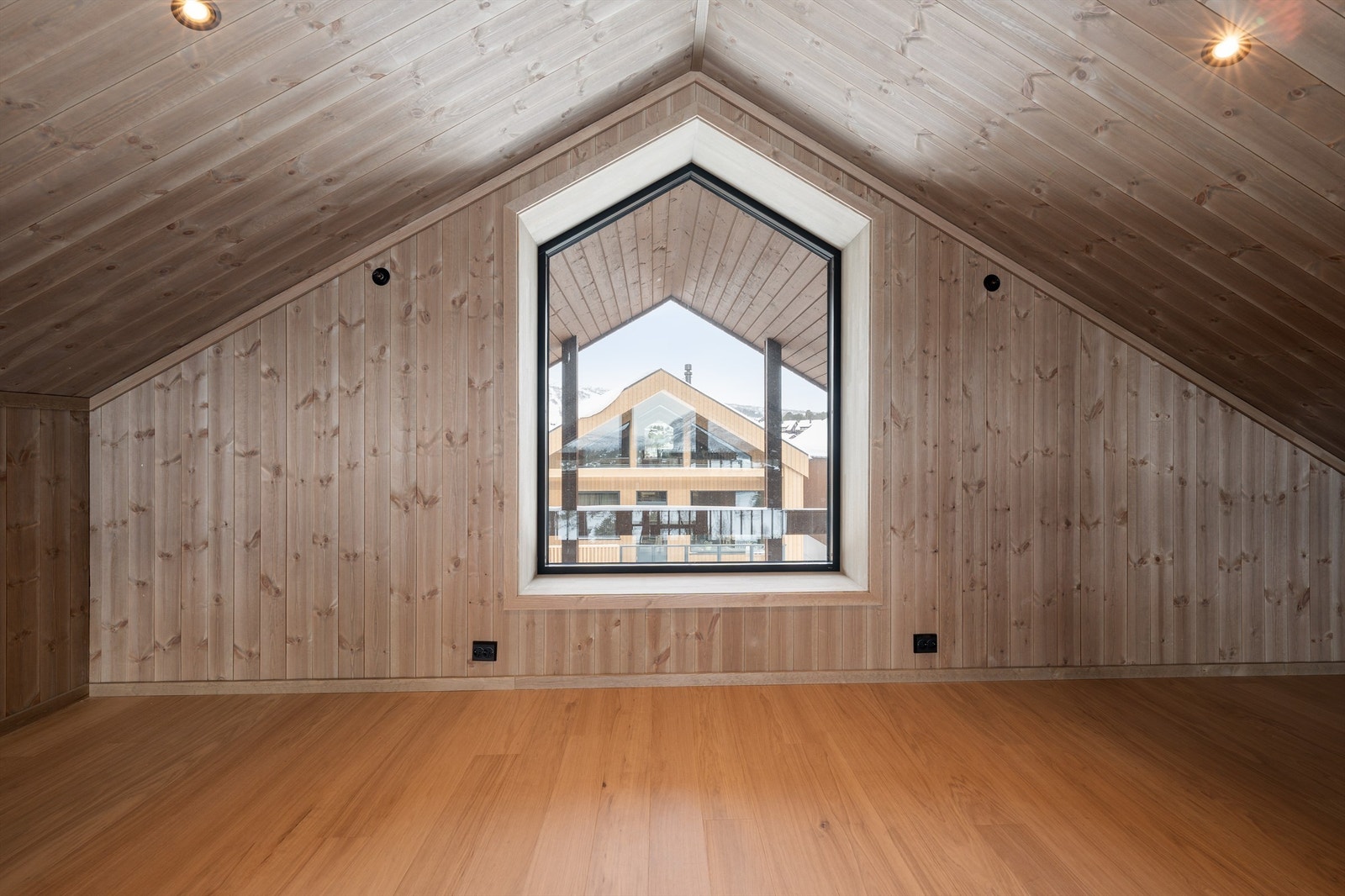 - Velkommen til Hovdegrend og den unike "leilighetshytta" E 24 - Galleribilde