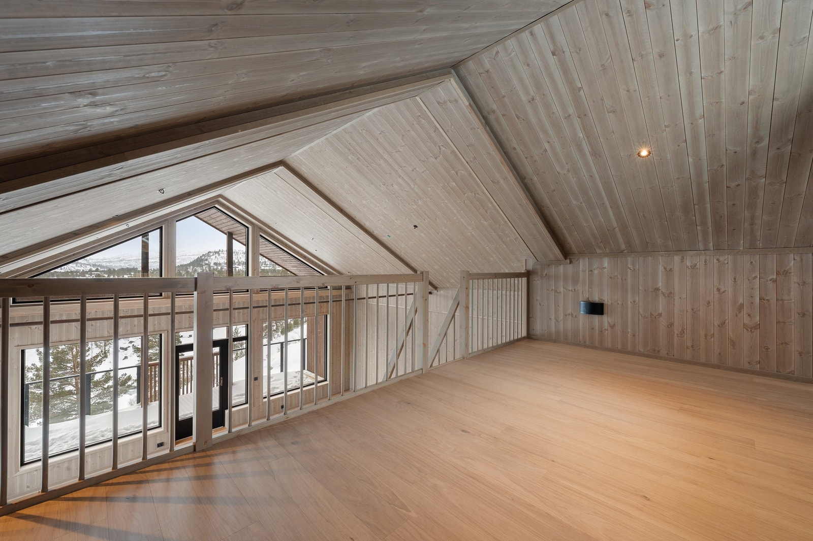 - Velkommen til Hovdegrend og den unike "leilighetshytta" E 24 - Galleribilde