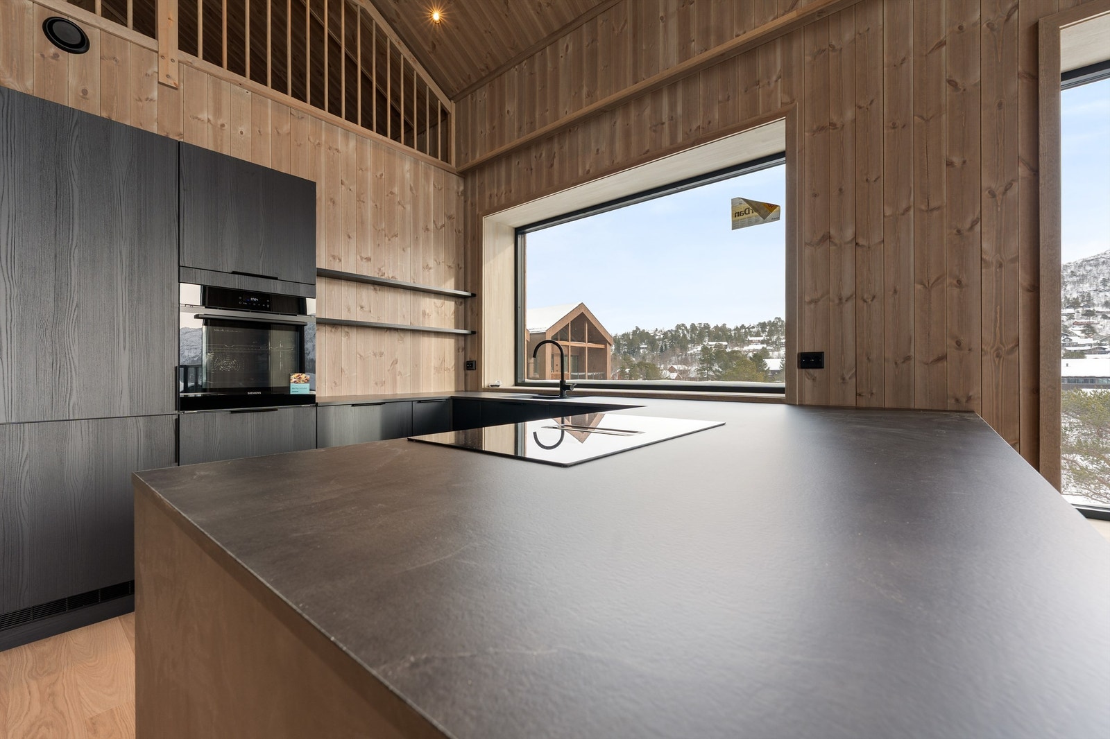 - Velkommen til Hovdegrend og den unike "leilighetshytta" E 24 - Galleribilde