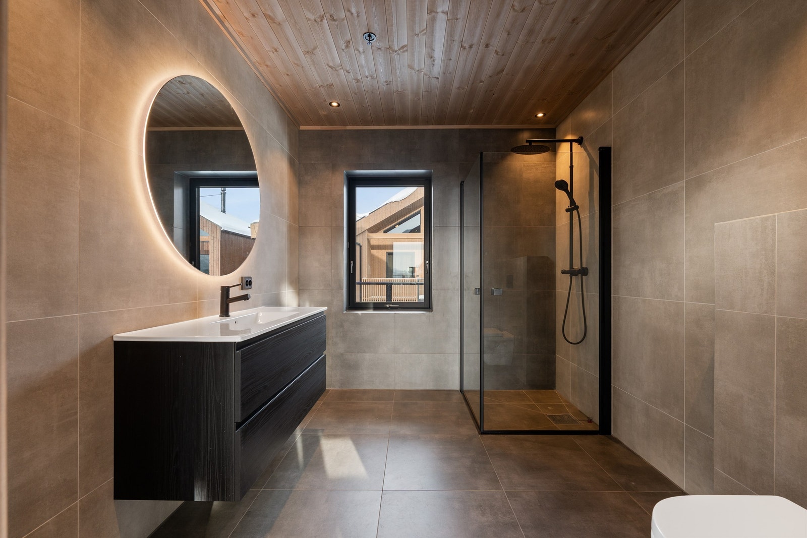 - Velkommen til Hovdegrend og den unike "leilighetshytta" E 24 - Galleribilde