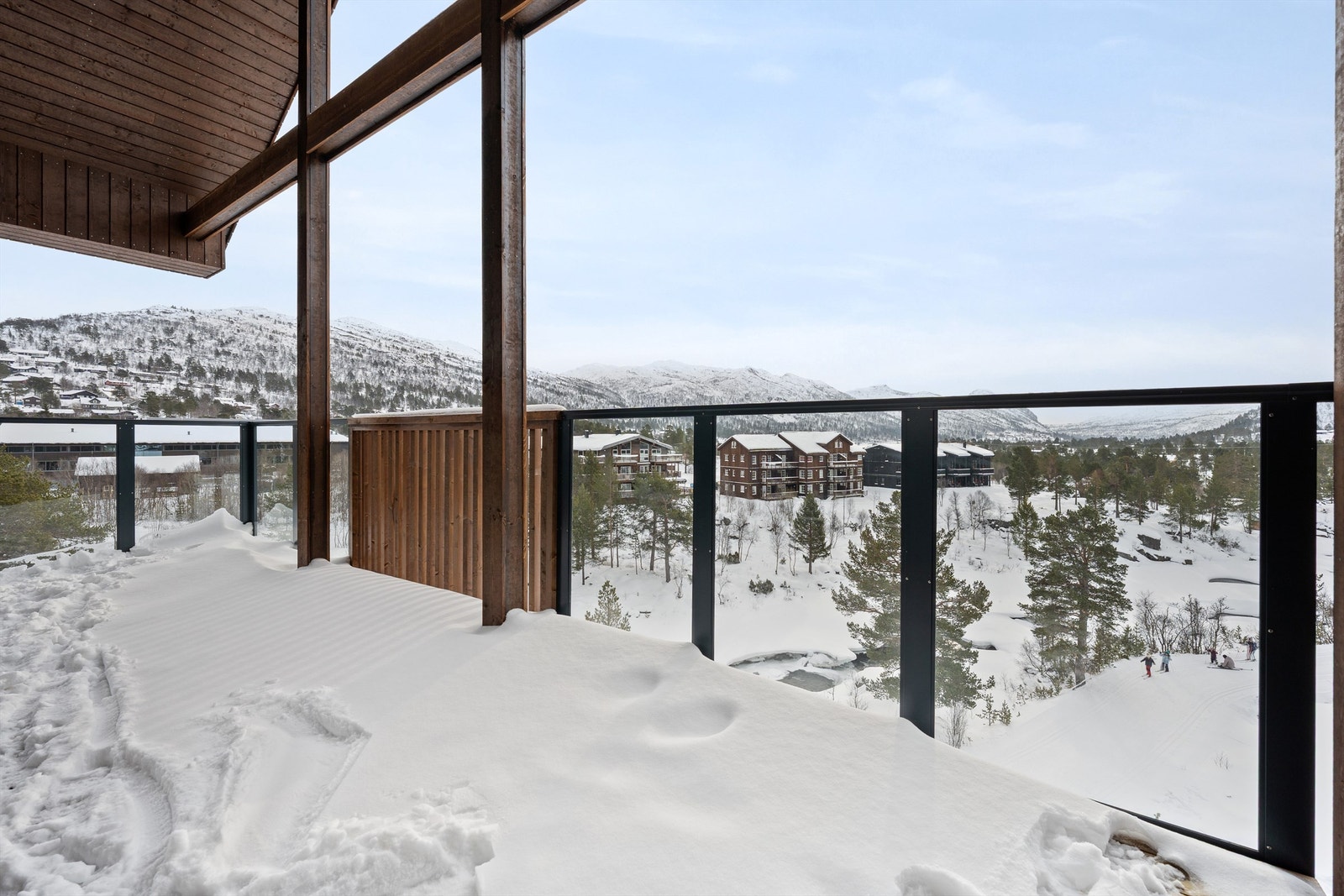 - Velkommen til Hovdegrend og den unike "leilighetshytta" E 24 - Galleribilde