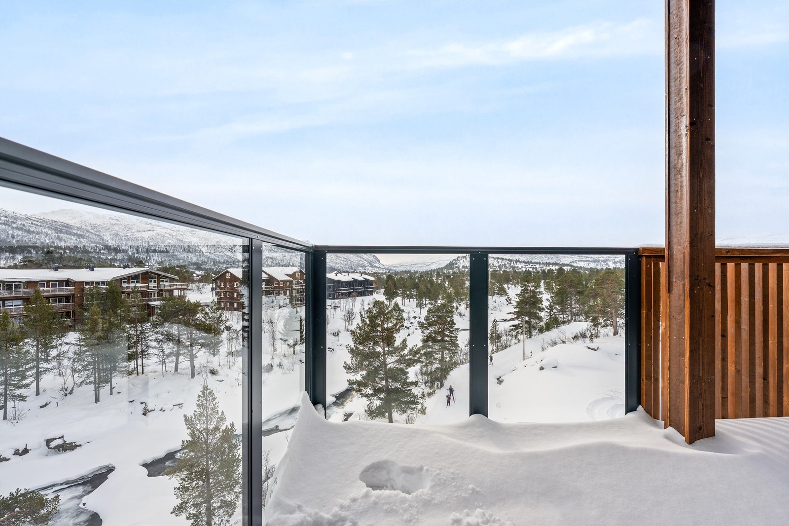 - Velkommen til Hovdegrend og den unike "leilighetshytta" E 24 - Galleribilde