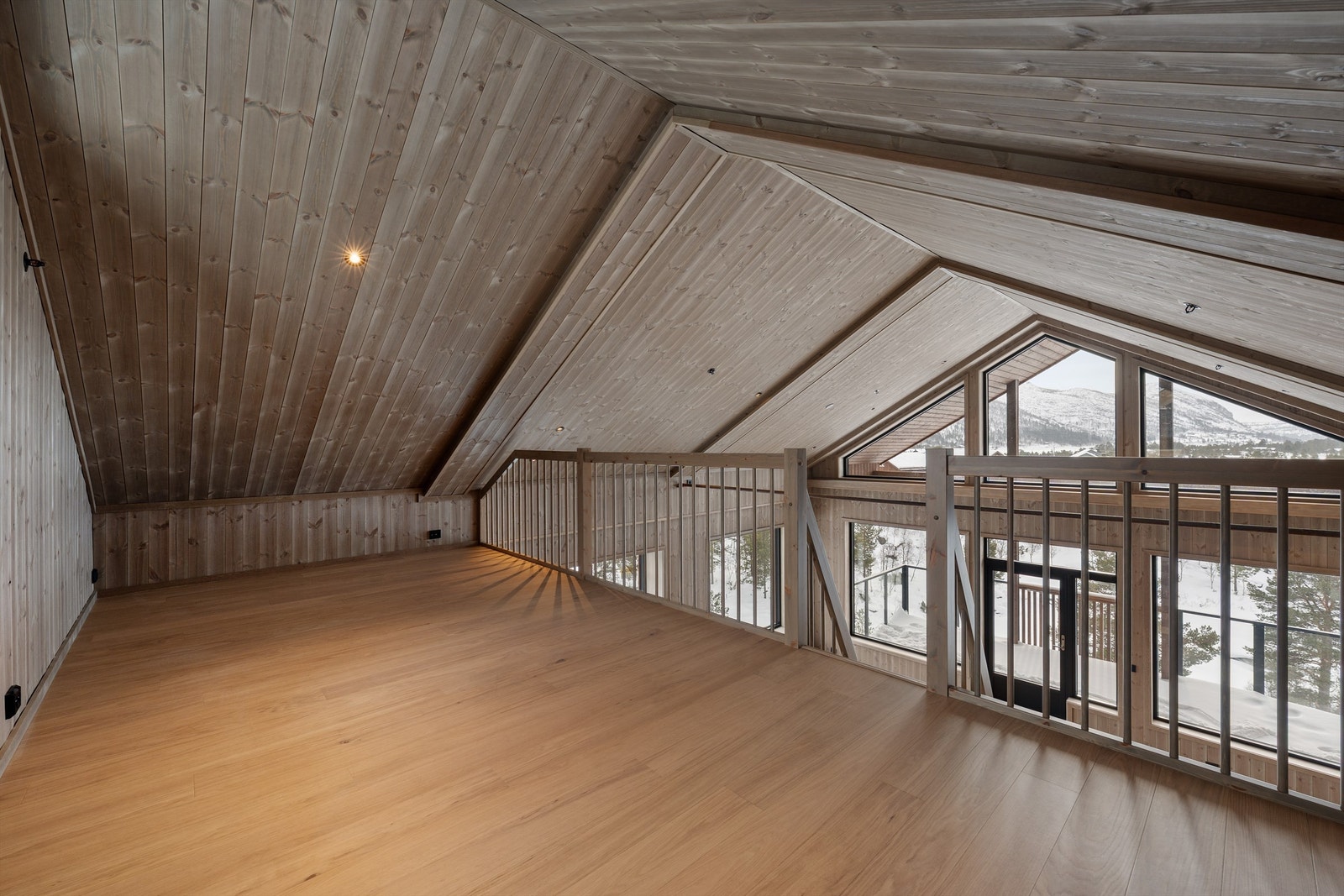 - Velkommen til Hovdegrend og den unike "leilighetshytta" E 24 - Galleribilde