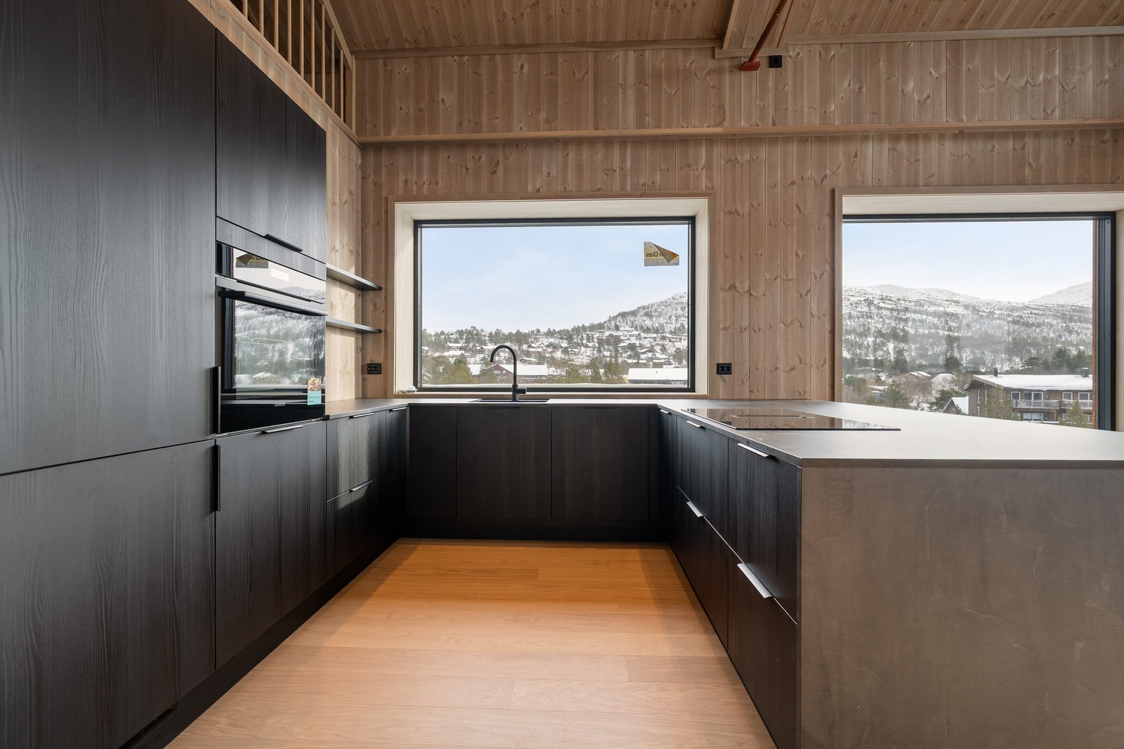 - Velkommen til Hovdegrend og den unike "leilighetshytta" E 24 - Galleribilde