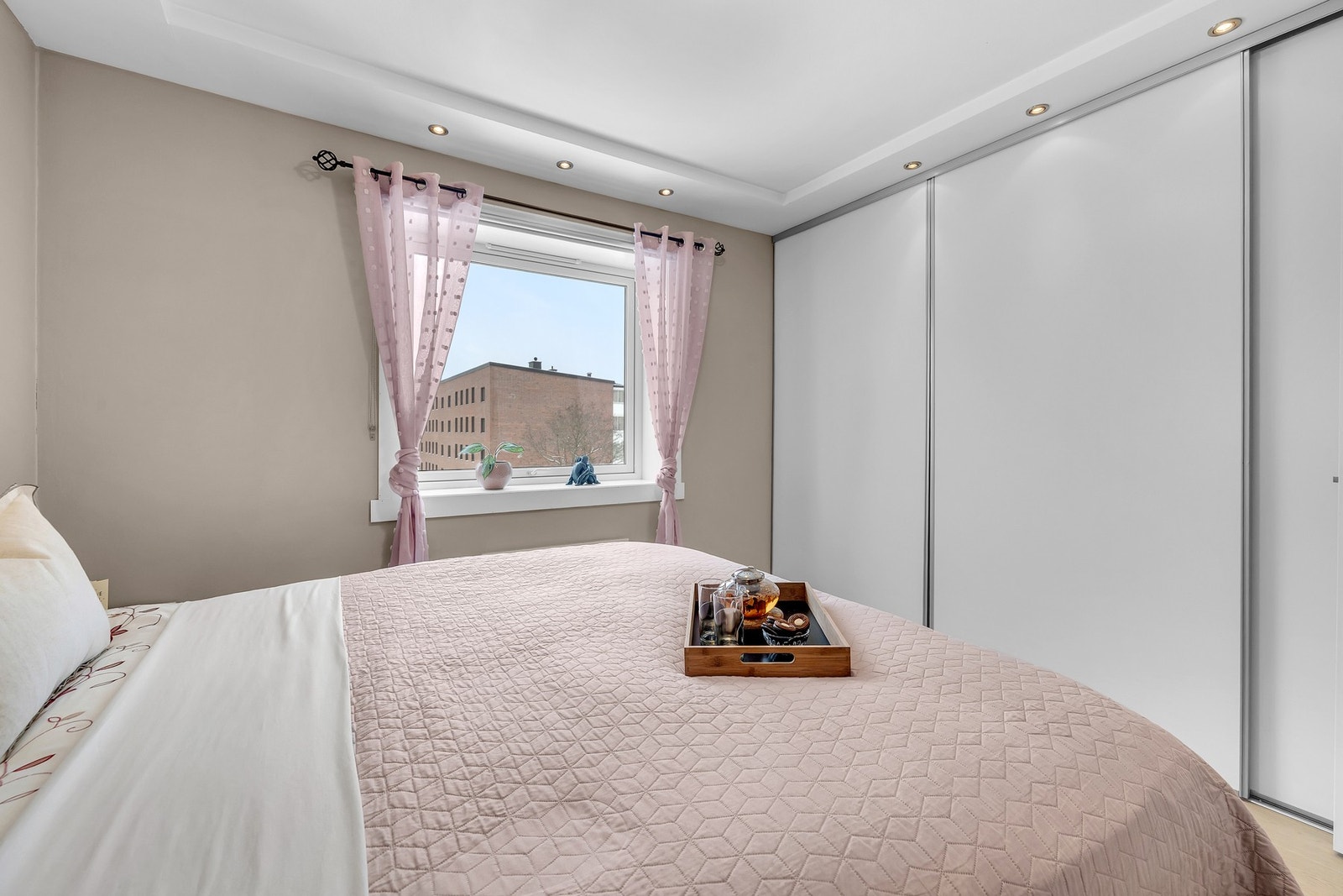 Praktisk skyvedørsgarderobe for ekstra oppbevaring Galleribilde