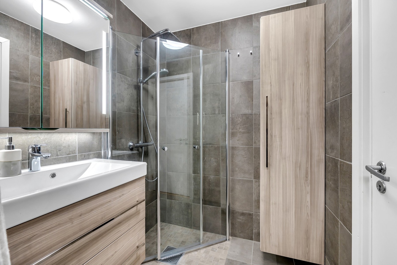 Dusj med innfellbare dører og regnfall Galleribilde