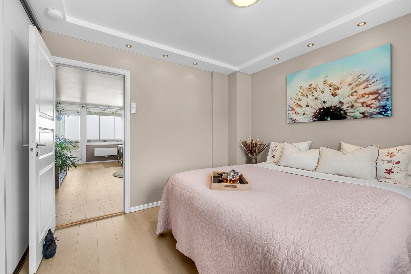 Rommet er malt i delikate, tidsriktige farger Galleribilde