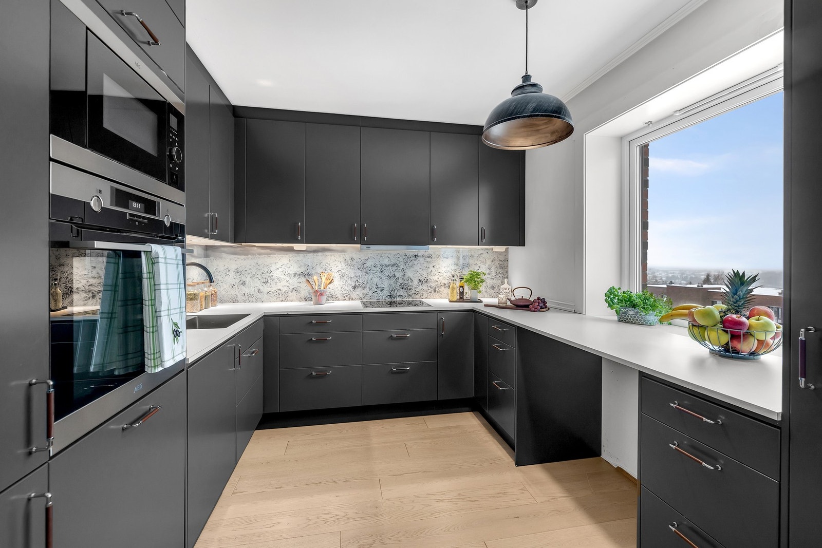 Pent kjøkken fra 2017, rikelig med skap- og benkeplass Galleribilde