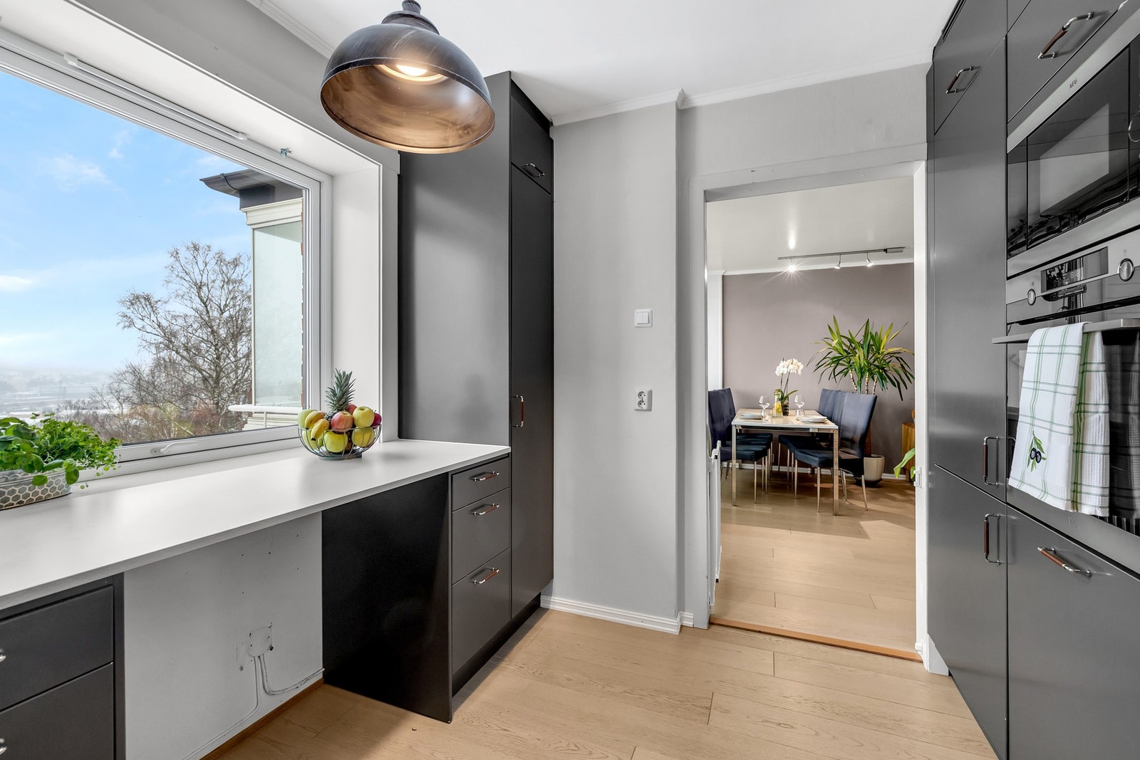 Integrerte hvitevarer som platetopp, komfyr, mikrobølgeovn, oppvaskmaskin og kjøl-frys Galleribilde