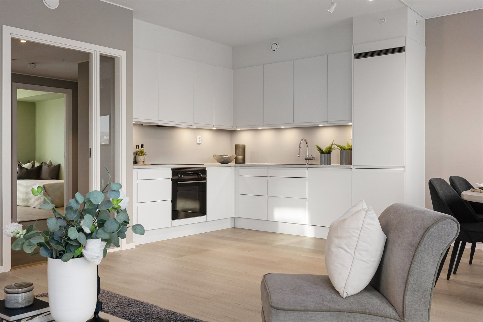 I åpen løsning mot stue finner du et delikat kjøkken med integrerte hvitevarer Galleribilde