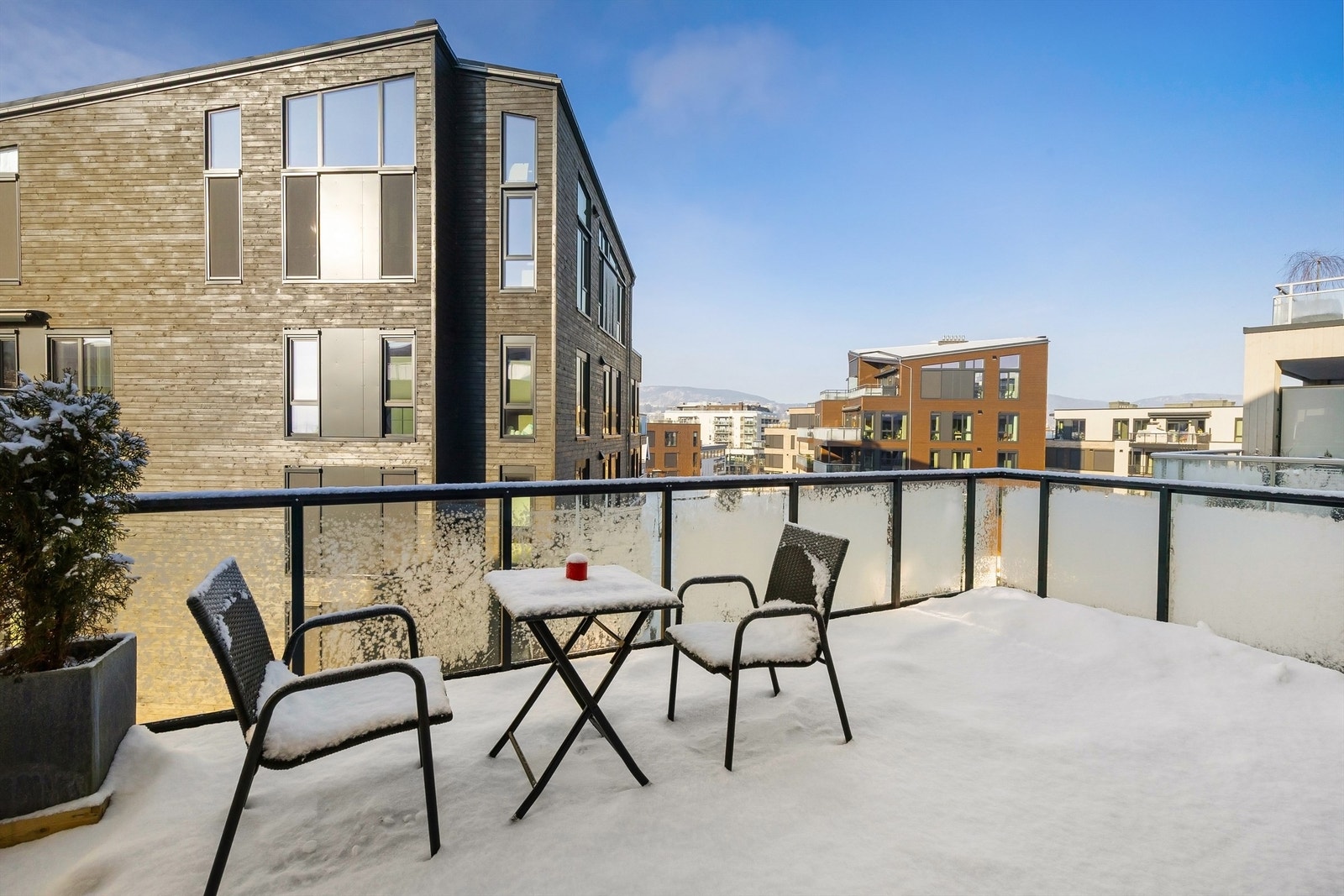 Nesten ny (2024) 3-roms endeleilighet med høy standard, garasjeplass og heis. Foto: Zovenfra Galleribilde