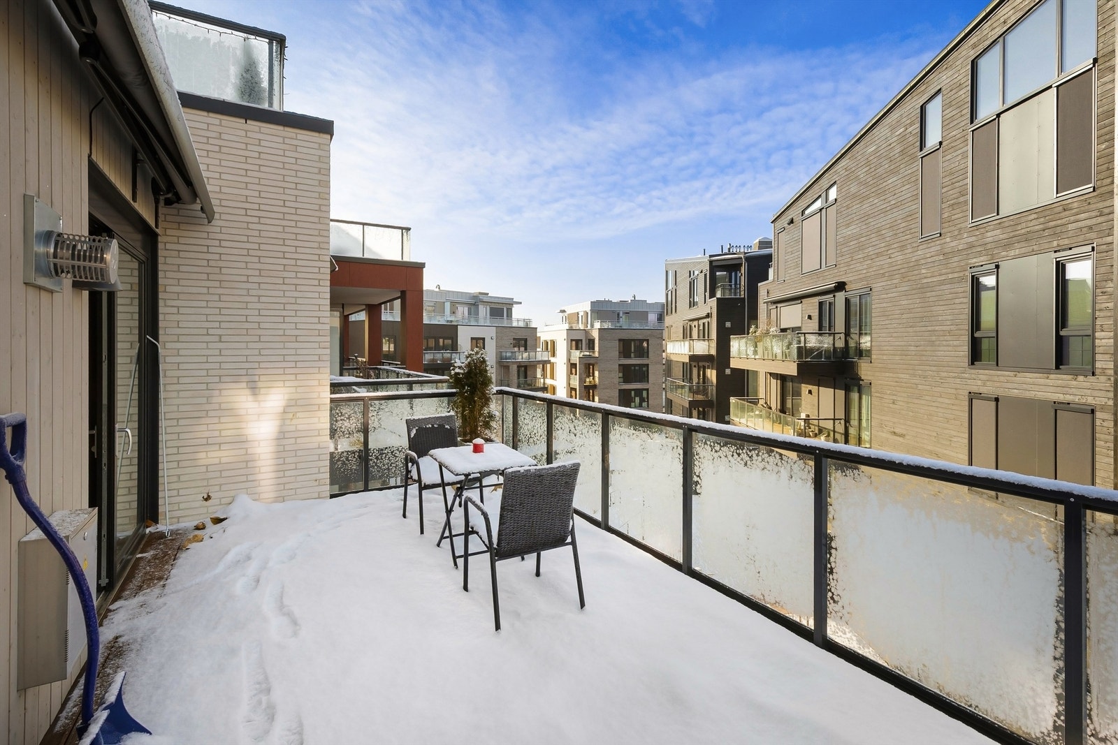 Fra stuen/kjøkkenet er det utgang til en hyggelig balkong på hele 19 kvm Galleribilde