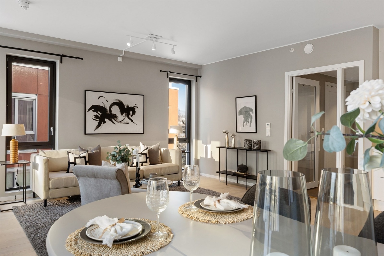 Stuen har gode møbleringsmuligheter med plass for sofagruppe, TV-seksjon, spisegruppe og annet passende møblement Galleribilde