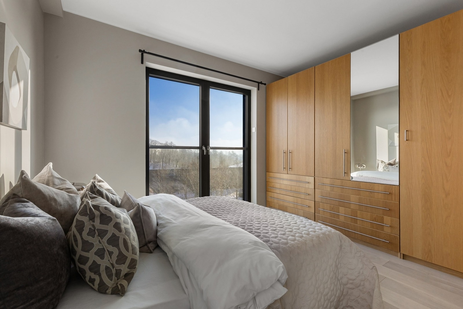 Hovedsoverommet har et stort garderobeskap med god oppbevaringsplass Galleribilde