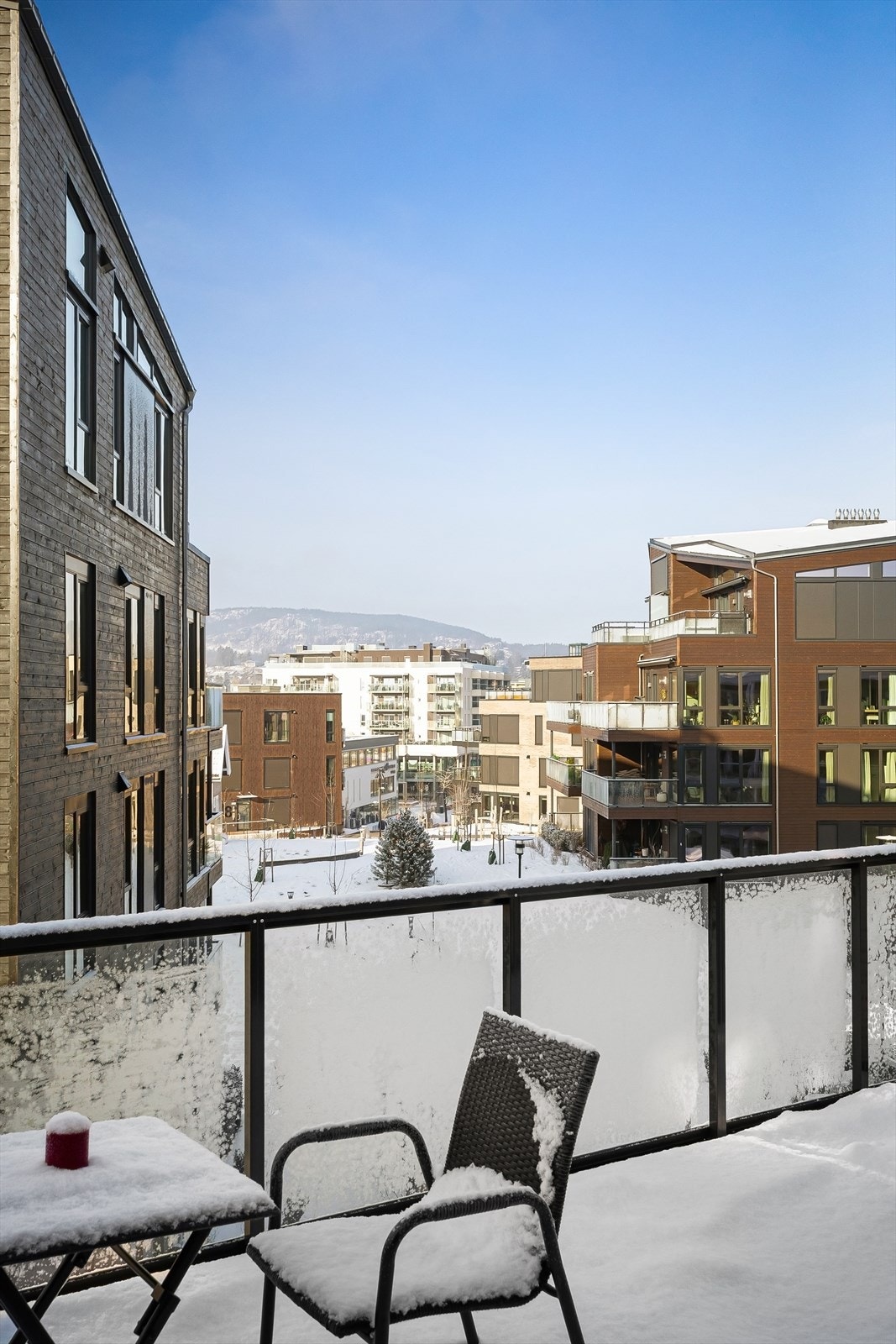 Balkongen er vestvendt og har gode solforhold og flott utsyn Galleribilde