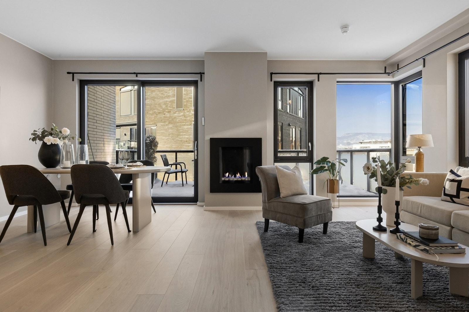 Leiligheten oppleves lys og luftig, og har store vindusflater og rikelig med naturlig lysinnslipp Galleribilde