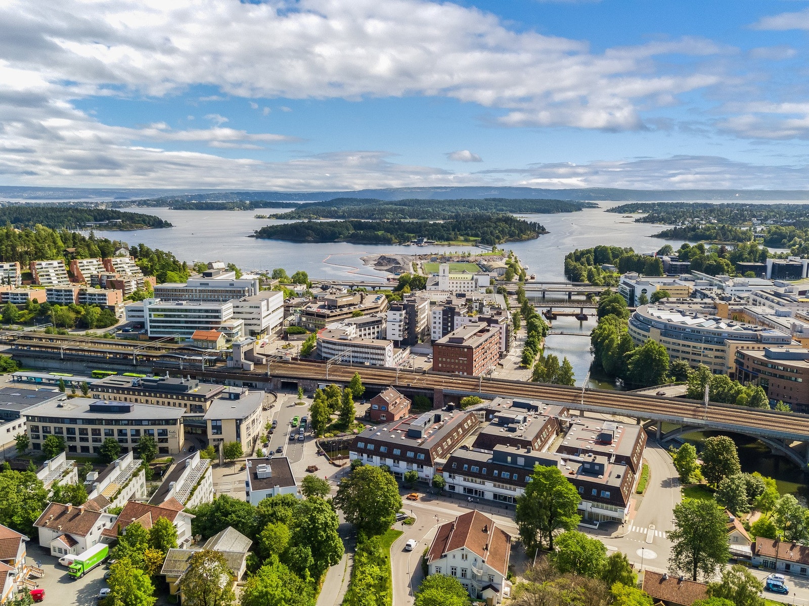 Sandvika er et levende og attraktivt knutepunkt i Bærum. Her finner du alt fra shopping, kultur og restauranter til sjø, elv og grønne friområder - alt innen kort rekkevidde. Galleribilde