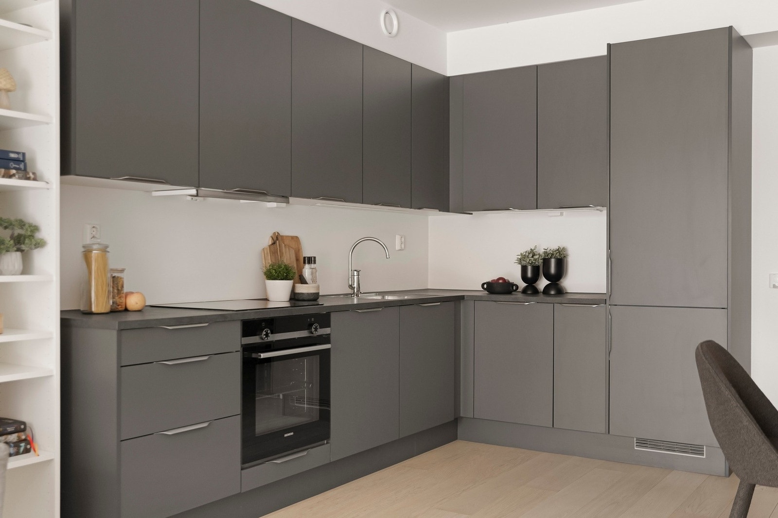 Kjøkkeninnredningen har slette fronter og benkeplate i laminat. Galleribilde