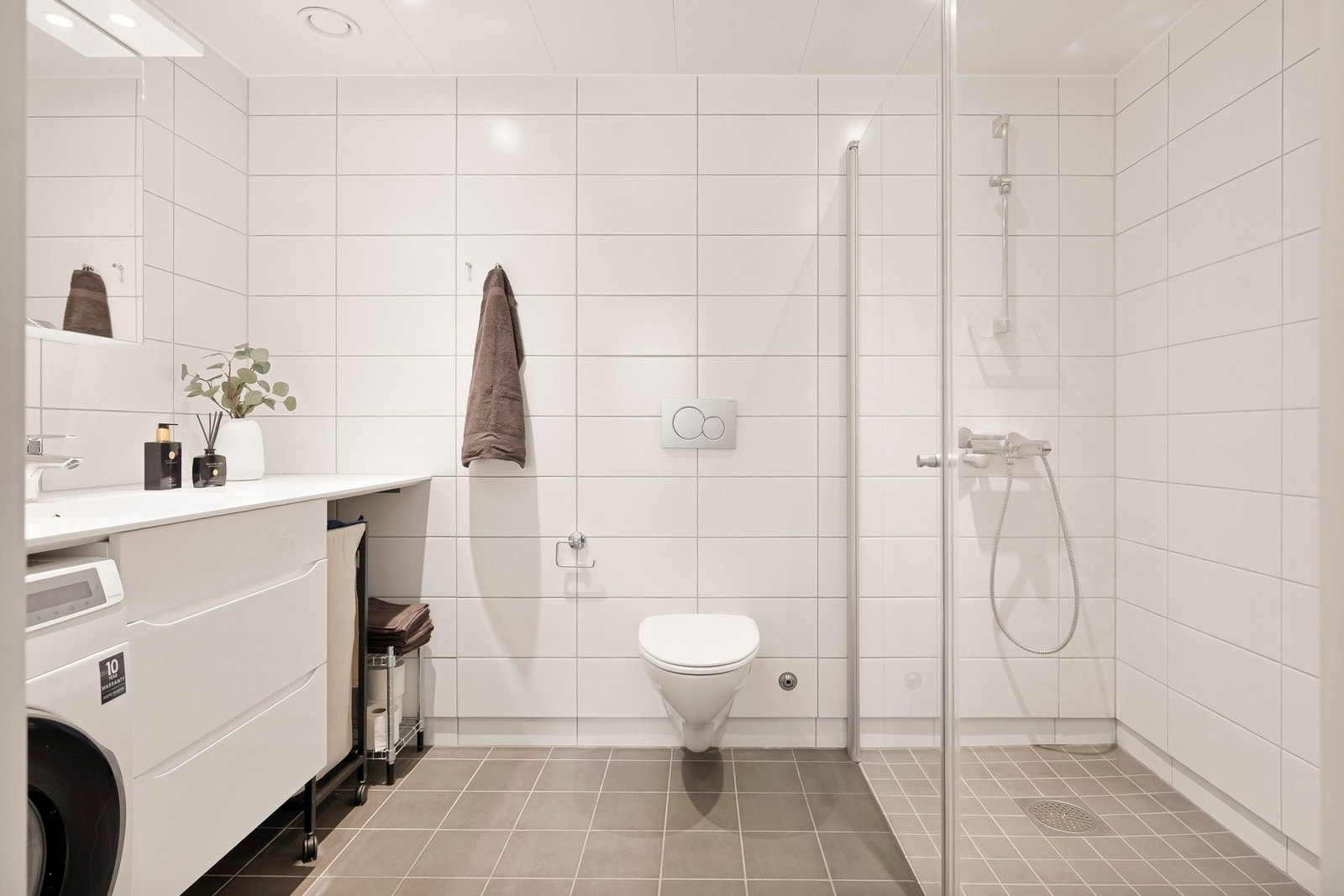 Baderommet er lekkert og funksjonelt med varmekabler i gulv. Galleribilde