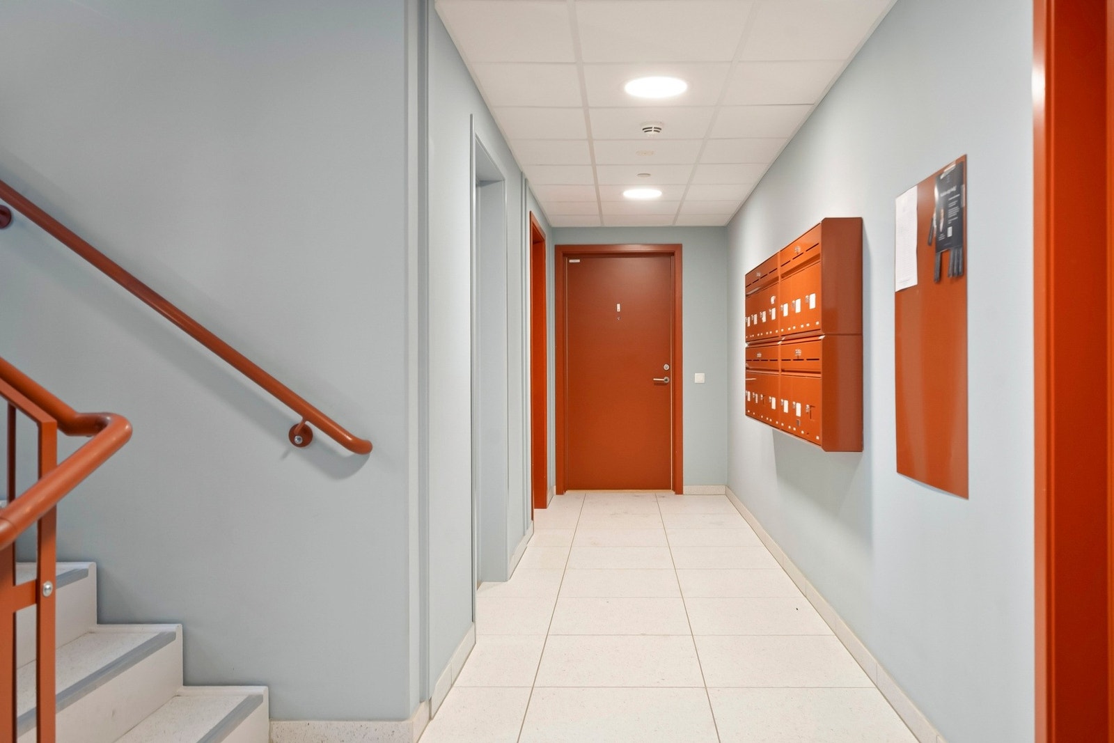 Den røde døren i enden er inngangsdøren til leiligheten. Den røde døren på venstre side er inngangen til den eksterne boden - praktisk plassert rett ved. Galleribilde