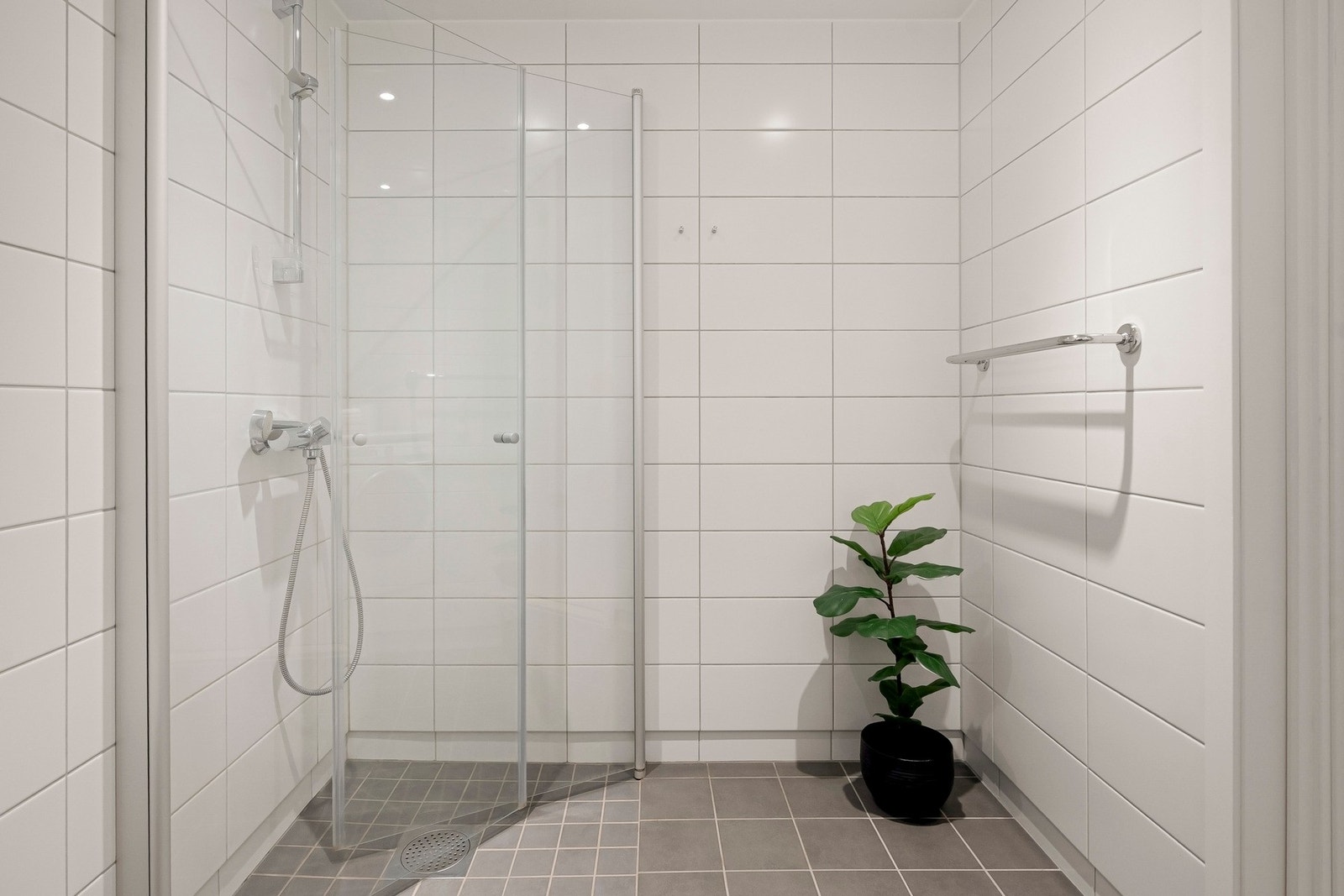 Taket er utstyrt med innfelte downlights, og det er opplegg for vaskemaskin under benken. Galleribilde