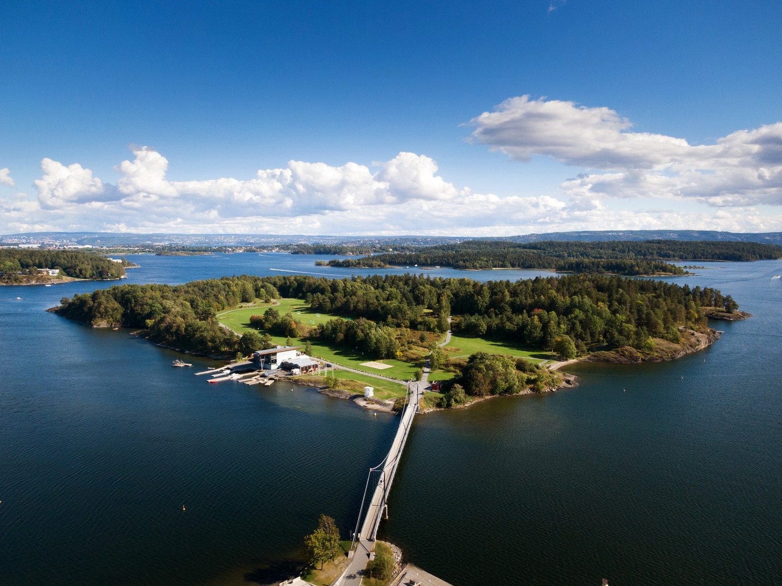 Fortsetter man videre kommer man til den idylliske Kalvøya - et populært turområde med badestrender og naturstier. Galleribilde